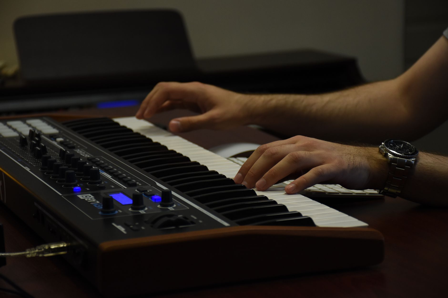 musician home studio keyboard (Photo: Amin Asbaghipour / Pexels)