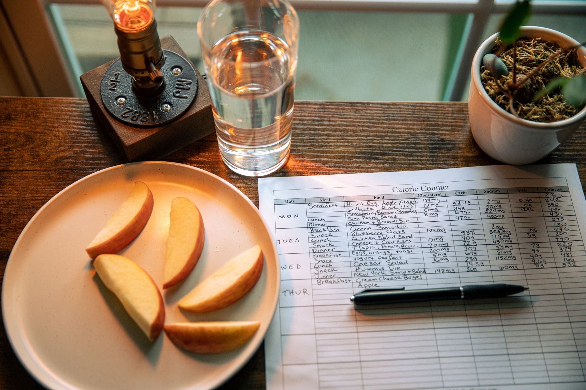 sliced apple plate (Photo: Spencer Stone / Pexels)