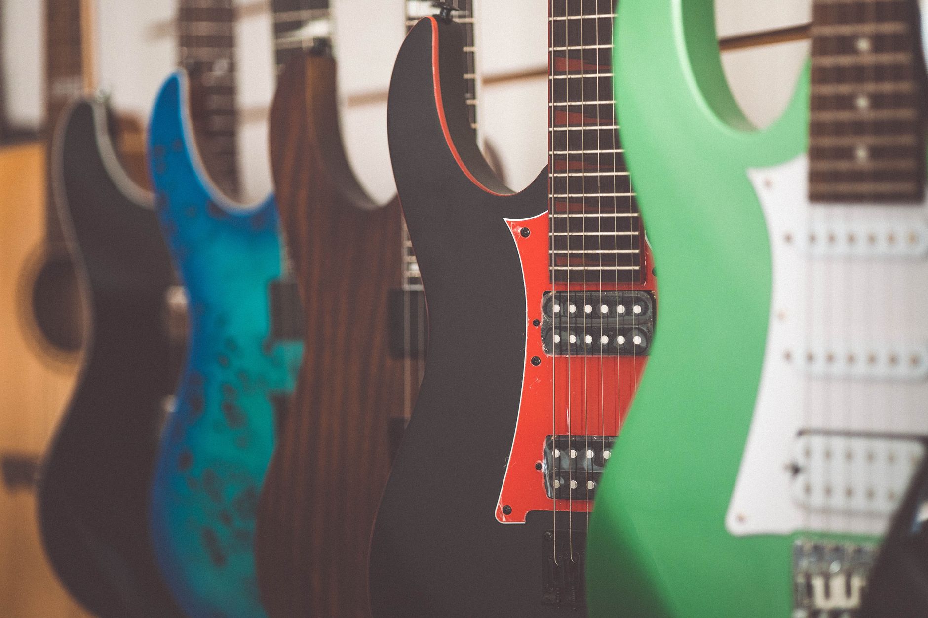 guitar shop strings shelf (Photo: Rafael Rodrigues / Pexels)