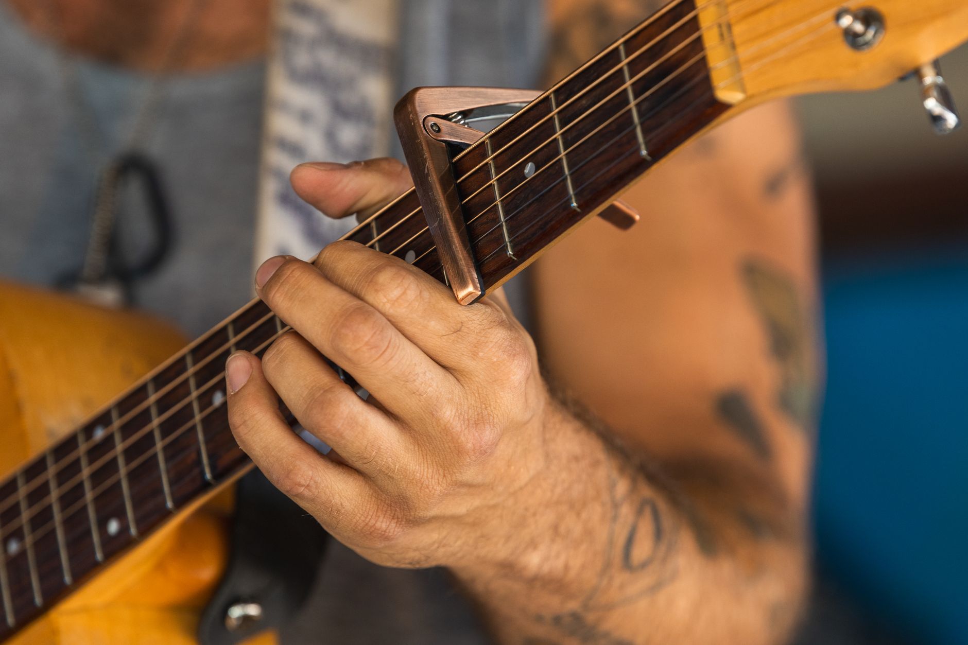 guitar tuner capo picks (Photo: Stepan Vrany / Pexels)