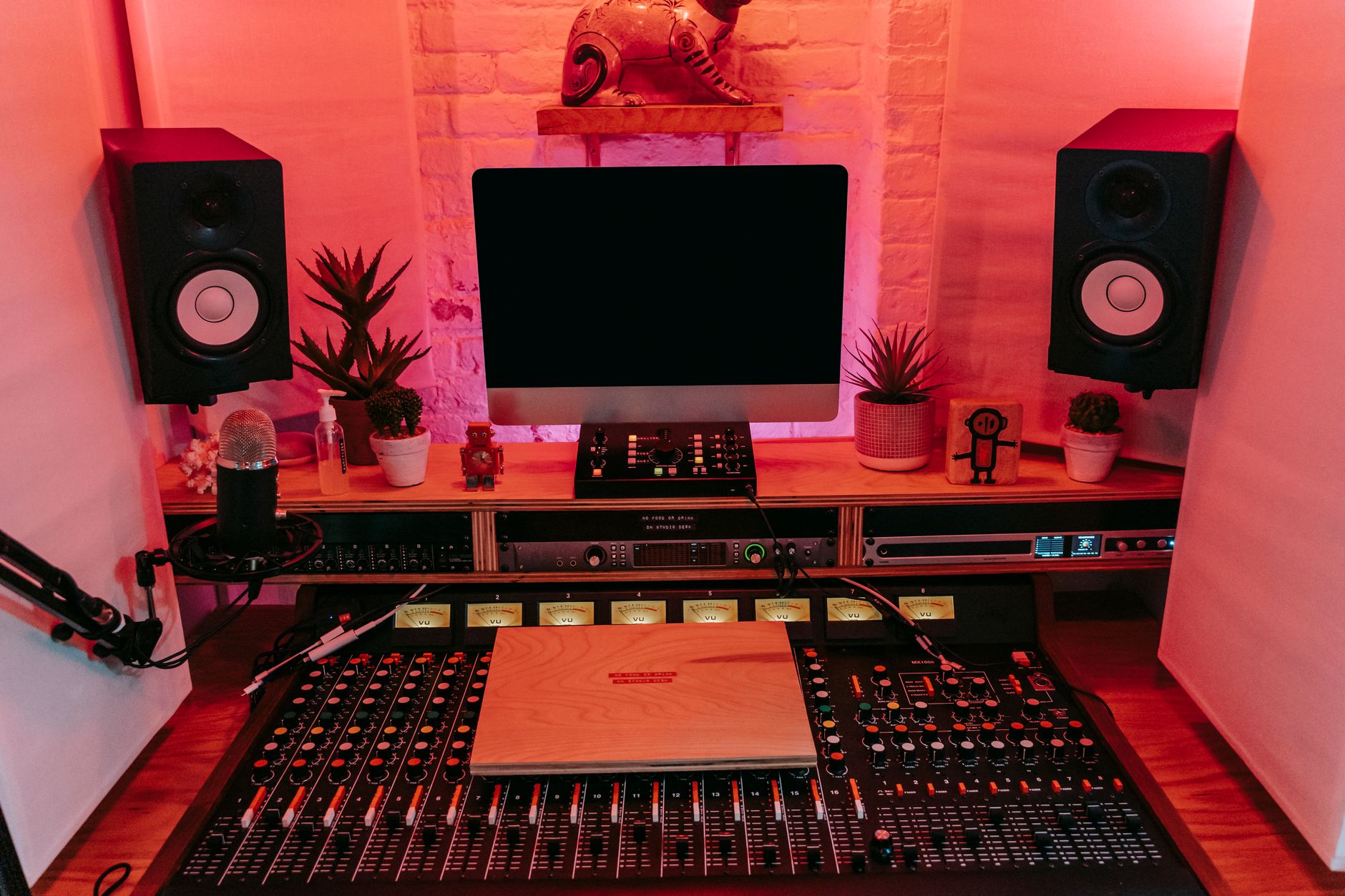 home studio desk setup (Photo: Anna Pou / Pexels)