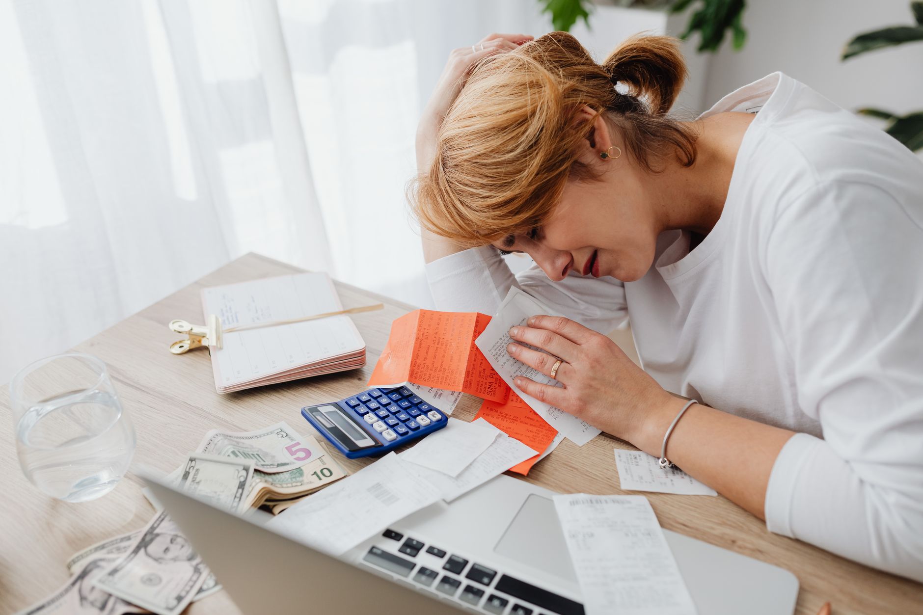 receipts calculator notebook (Photo: https://kaboompics.com/ / Pexels)