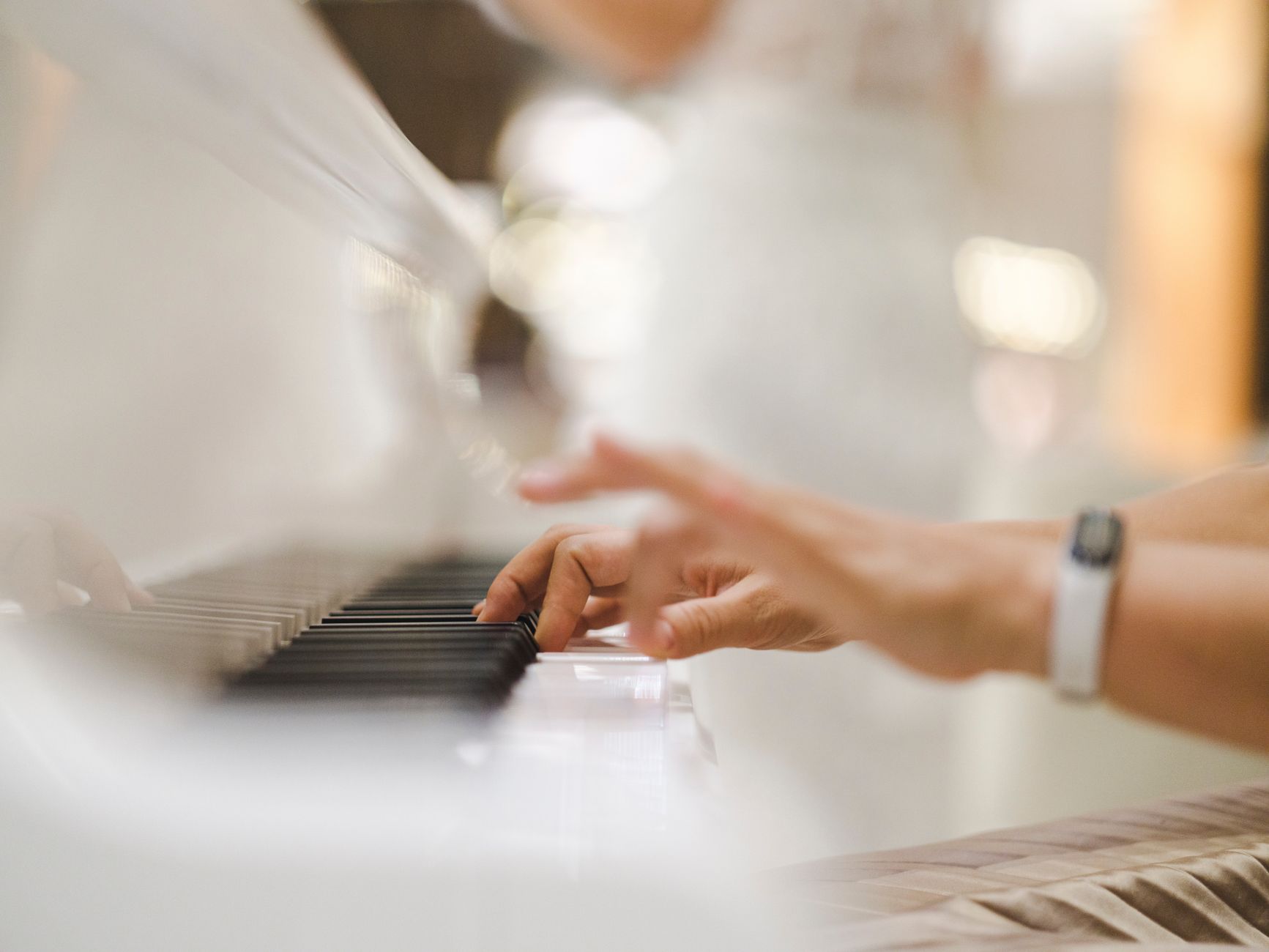 piano keys closeup hands (Photo: Engin Akyurt / Pexels)