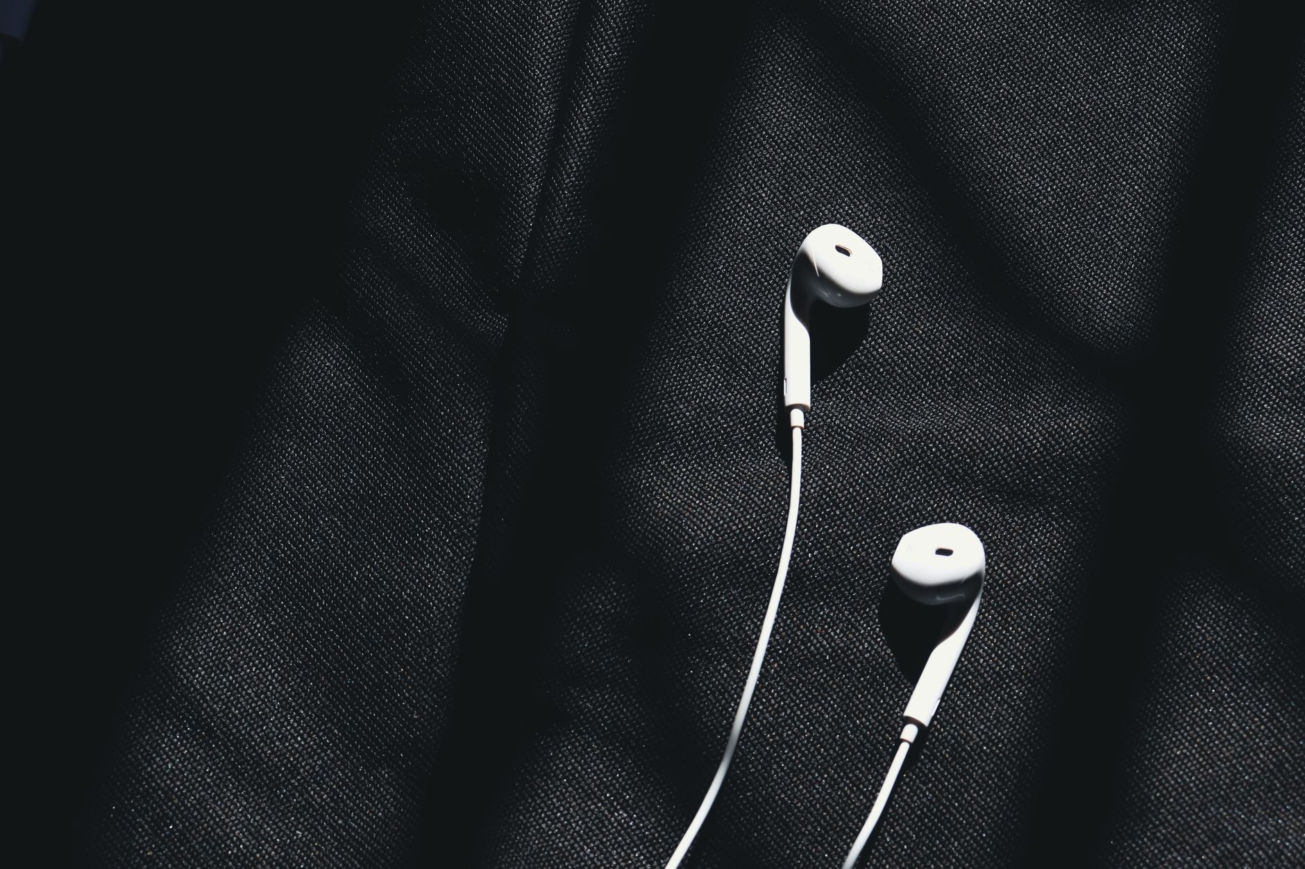 earphones music warm light (Photo: Ravi Roshan / Pexels)