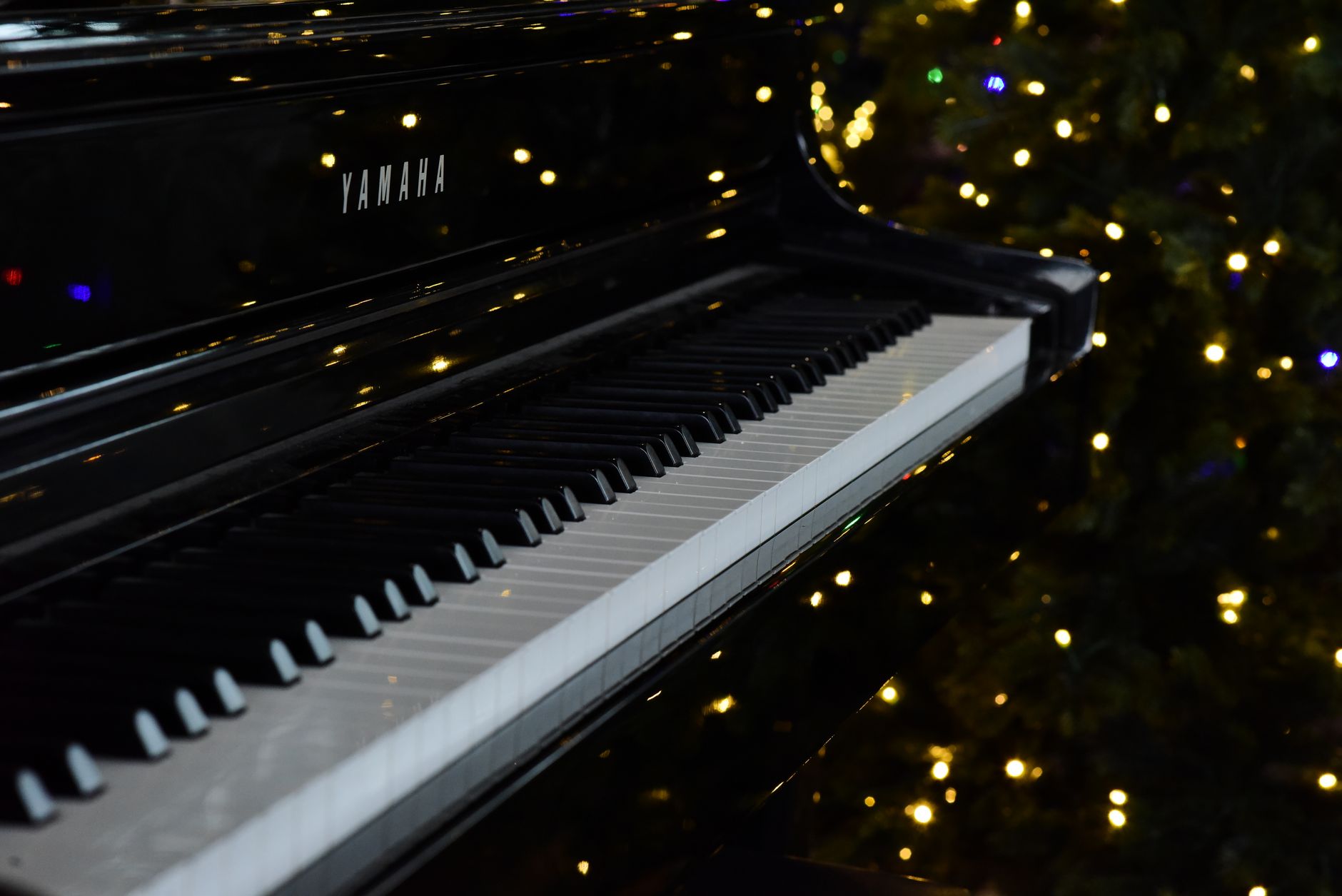 grand piano warm interior light (Photo: Sóc Năng Động / Pexels)