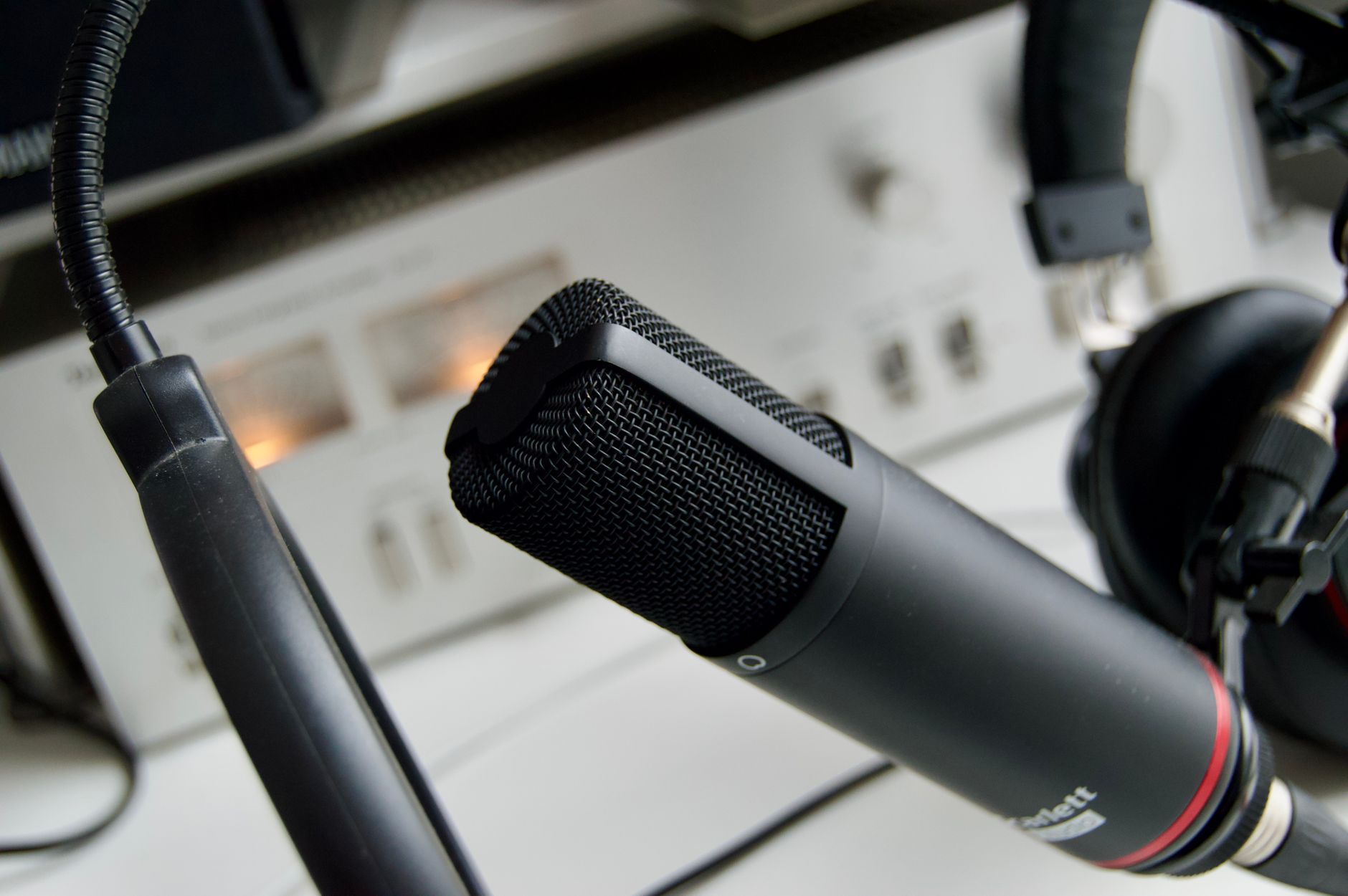 radio microphone broadcast studio (Photo: andrea nonni / Pexels)