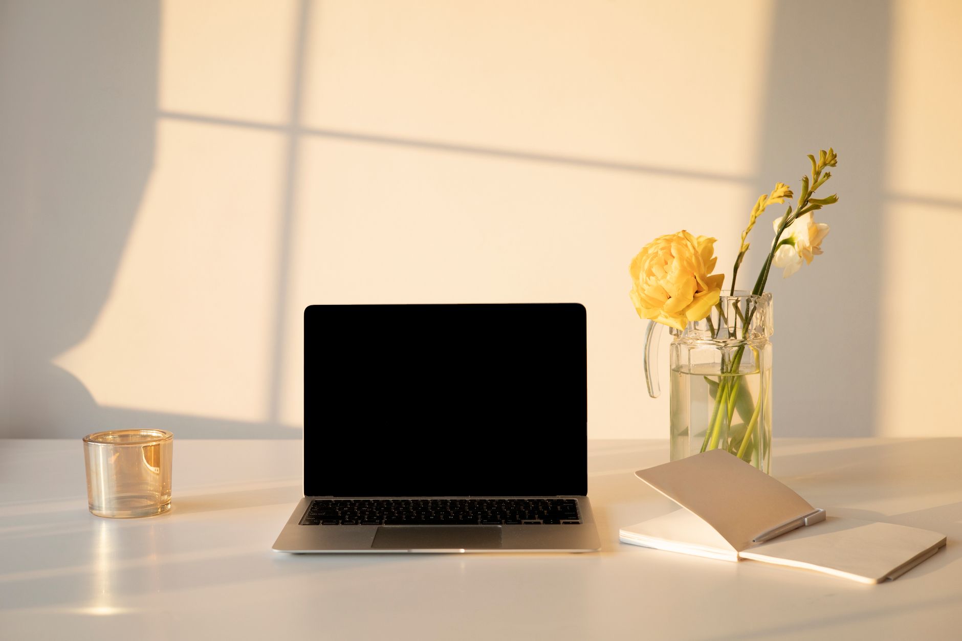 warm workspace morning light (Photo: Hanna Pad / Pexels)