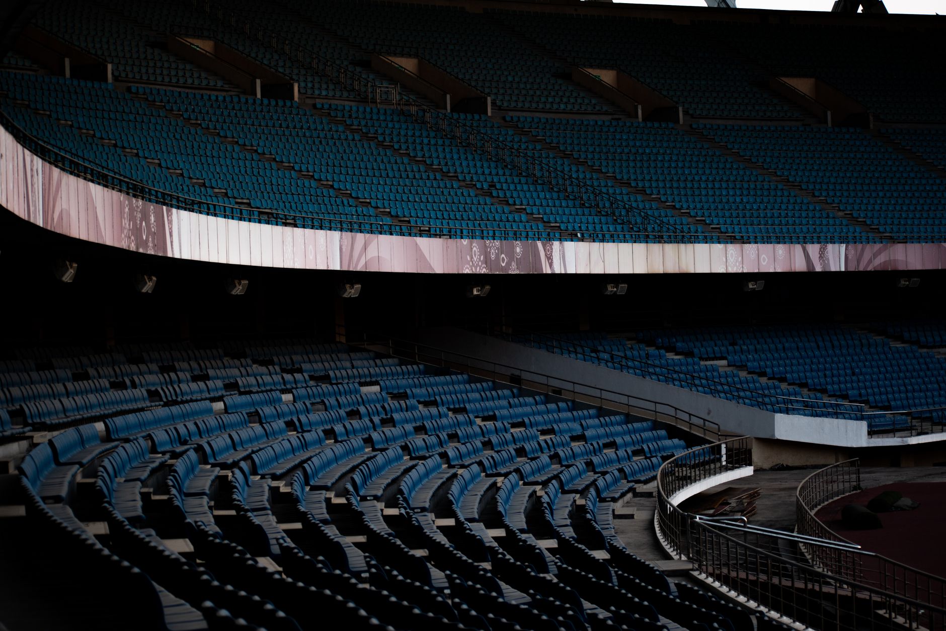 empty venue seats lighting (Photo: Alen Joe Chacko / Pexels)