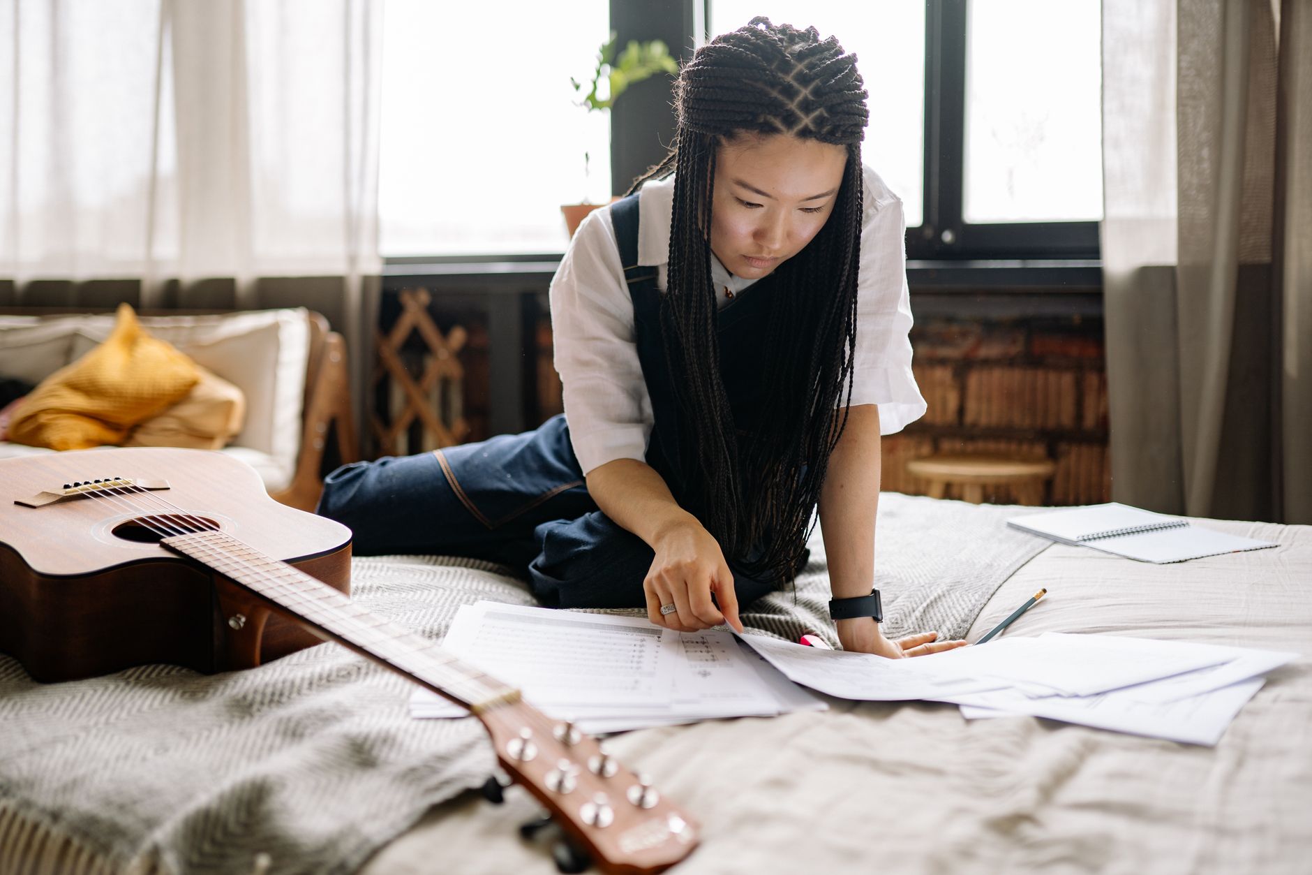 setlist paper guitar (Photo: Yan Krukau / Pexels)