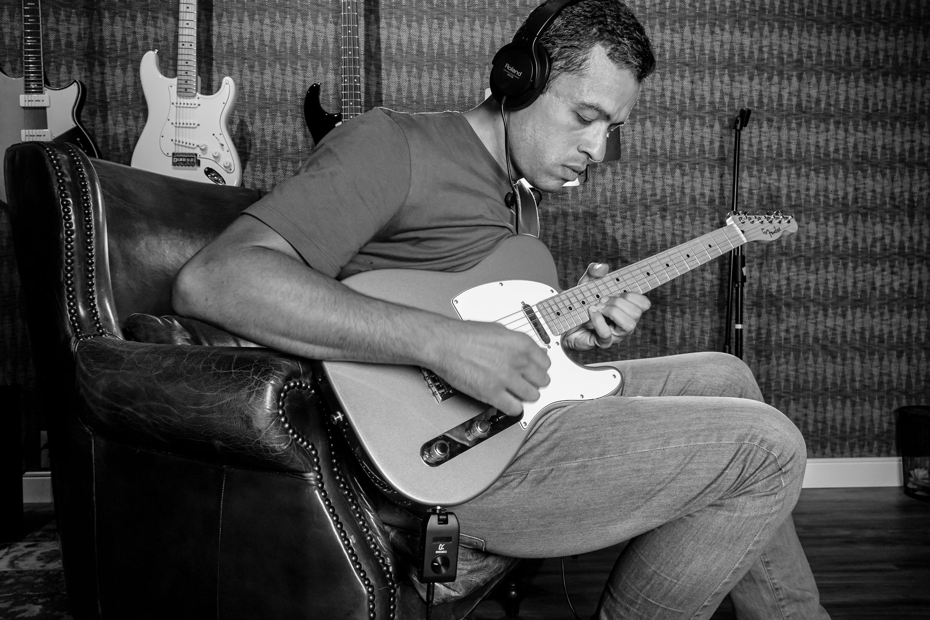 guitarist wearing headphones playing (Photo: Caique Araujo / Pexels)