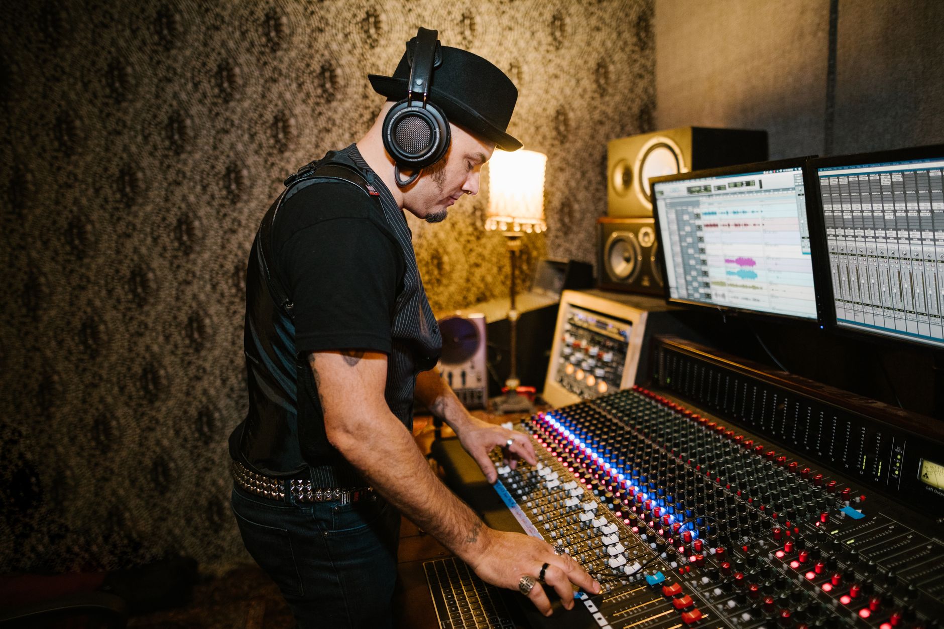 musician headphones desk (Photo: RDNE Stock project / Pexels)