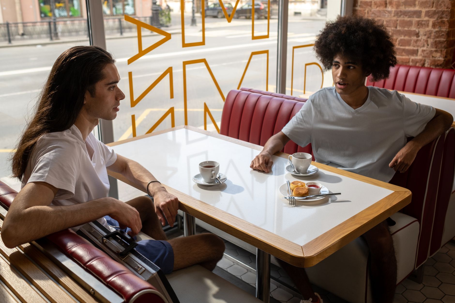 friends talking cafe table (Photo: Ron Lach / Pexels)