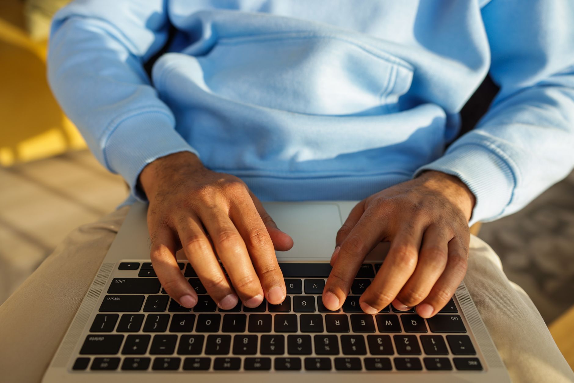 typing message laptop evening (Photo: VAZHNIK / Pexels)