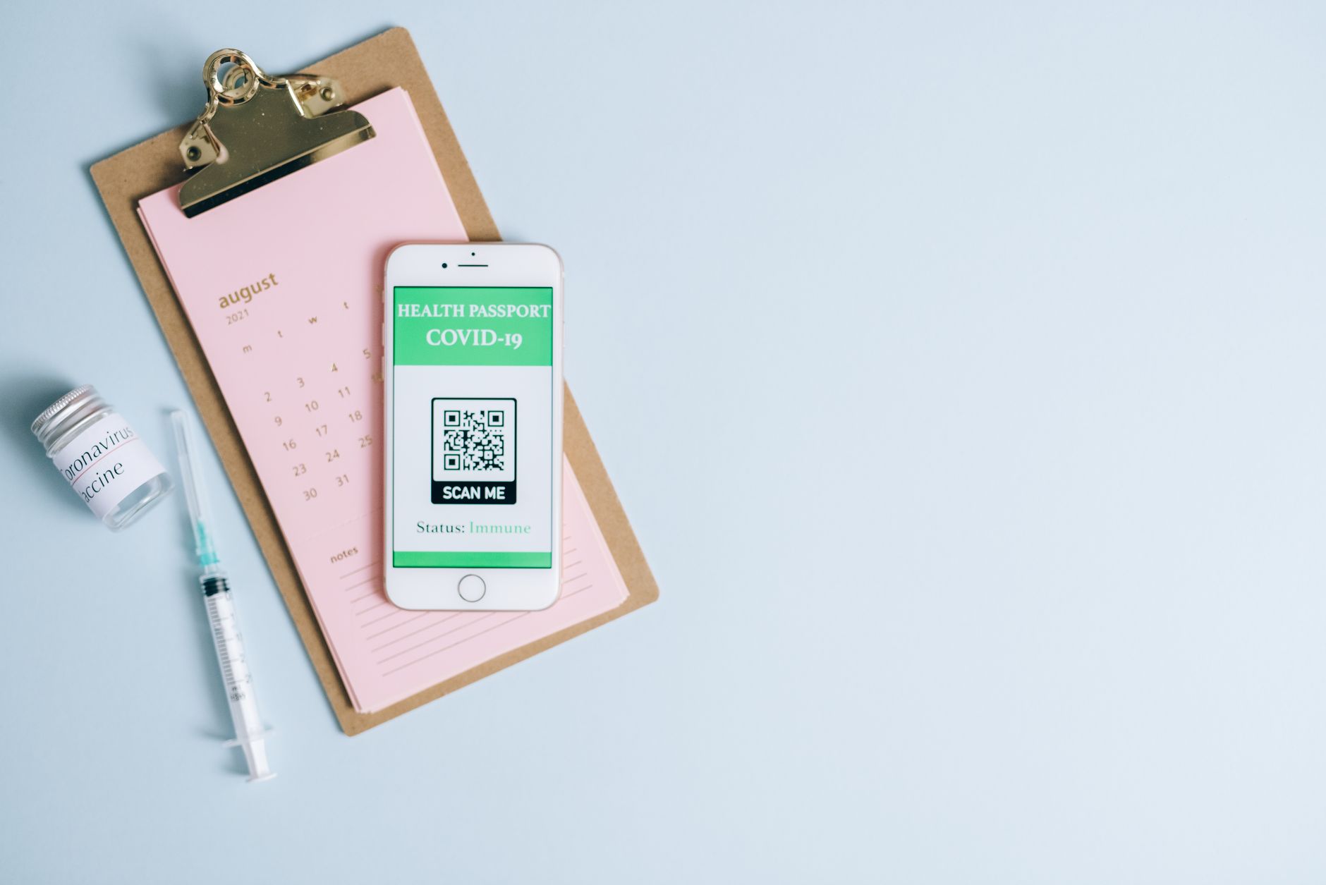 音楽を聴いてもらう導線として、スマホでQRコードを読み取る様子