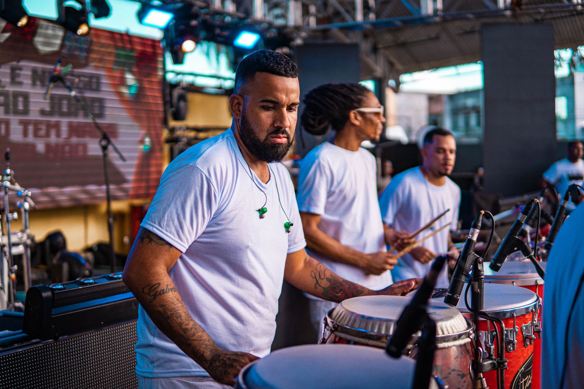 musicians packing equipment stage (Photo: Gustt Rabelo / Pexels)