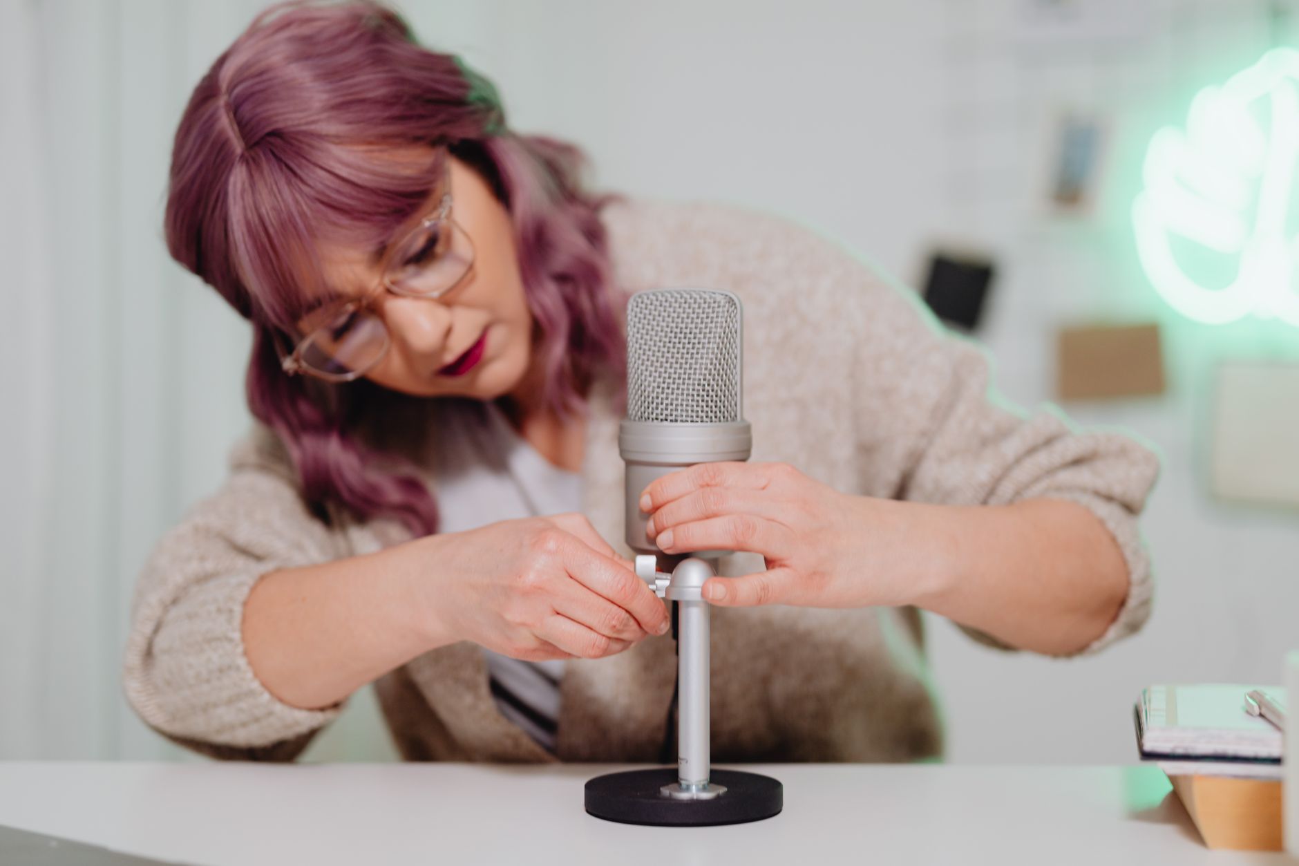 home recording microphone desk (Photo: https://kaboompics.com/ / Pexels)