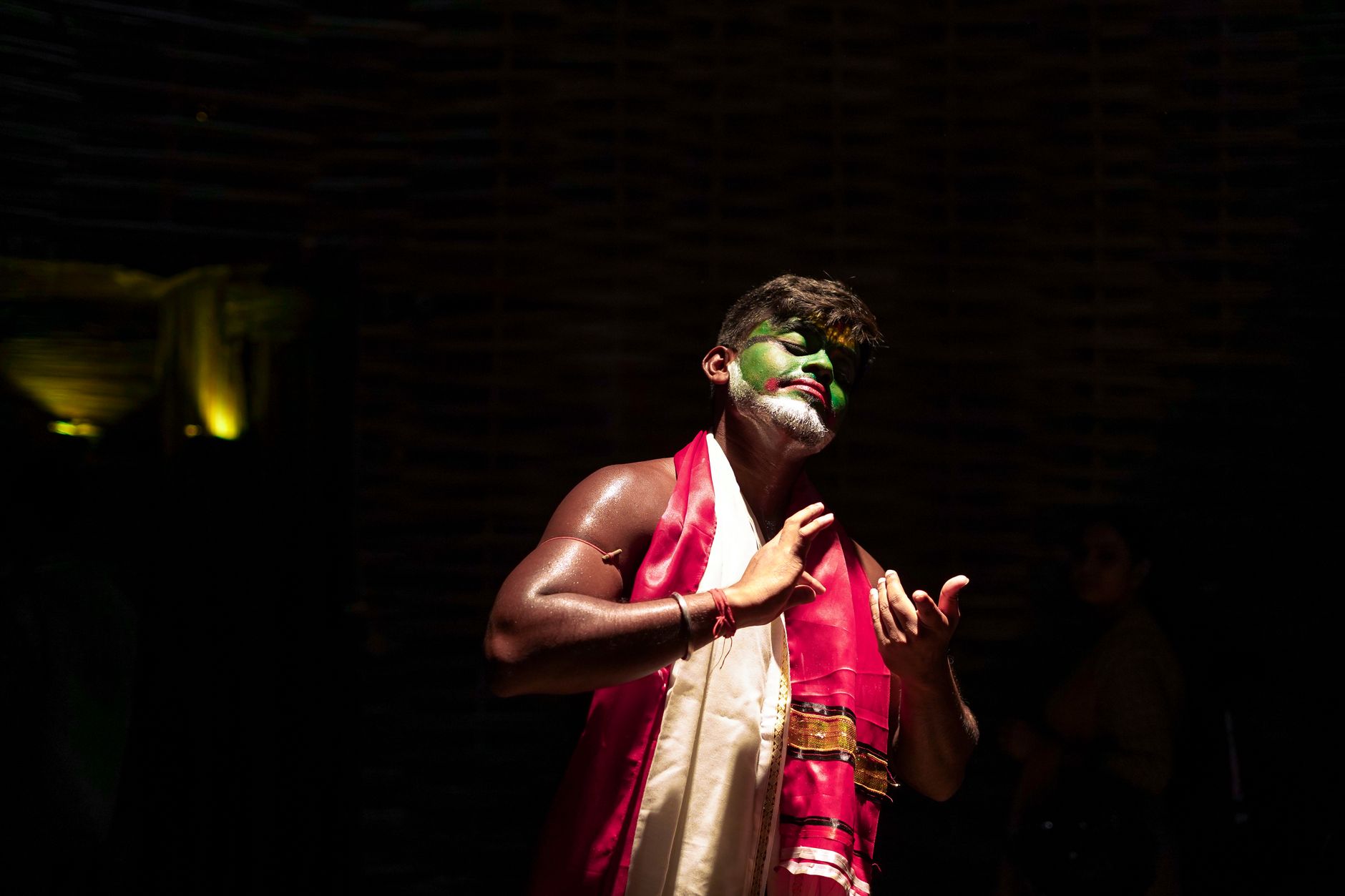 stage lights facing performer (Photo: Suvajit Biswas / Pexels)
