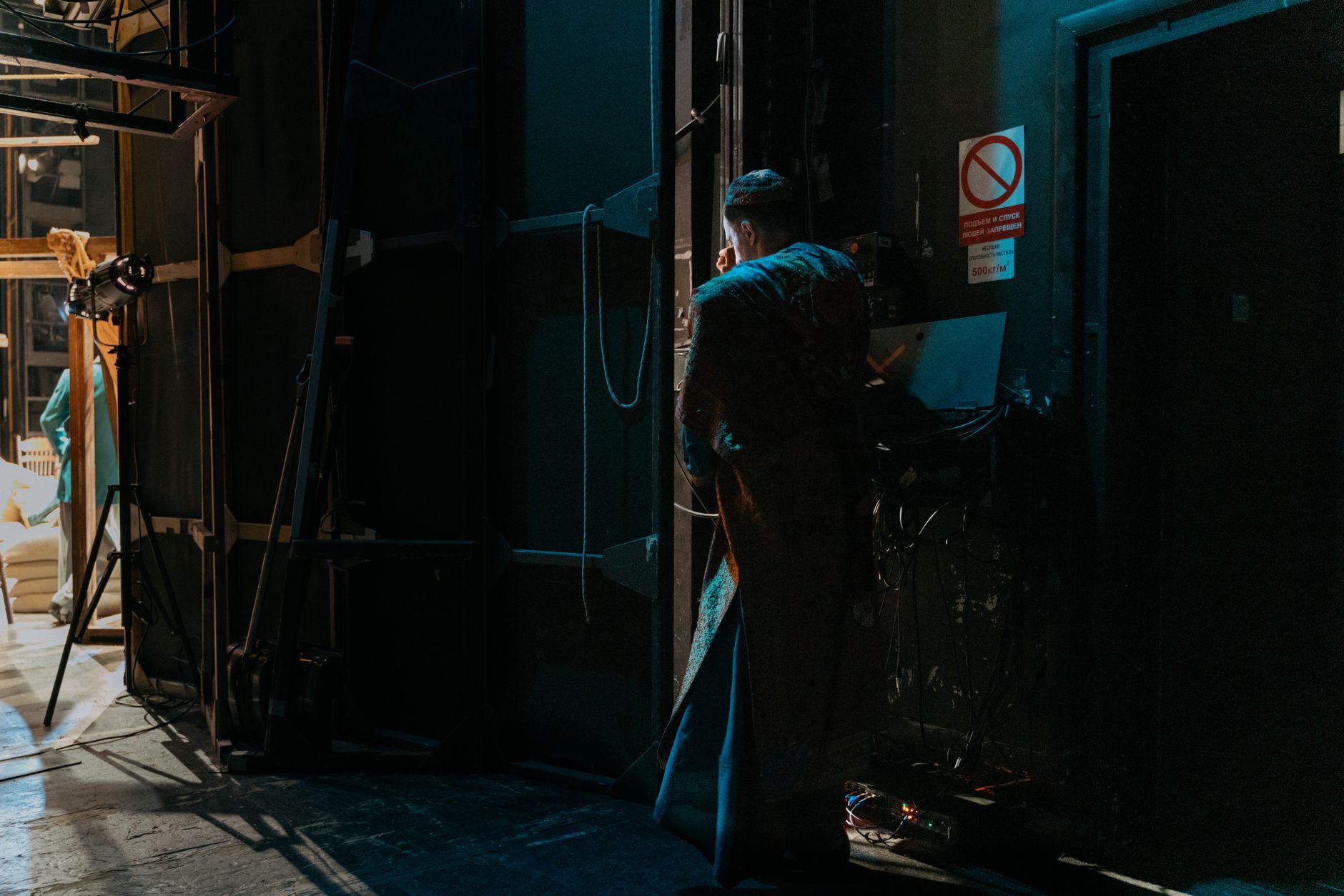 musician backstage waiting (Photo: Elena Yunina / Pexels)