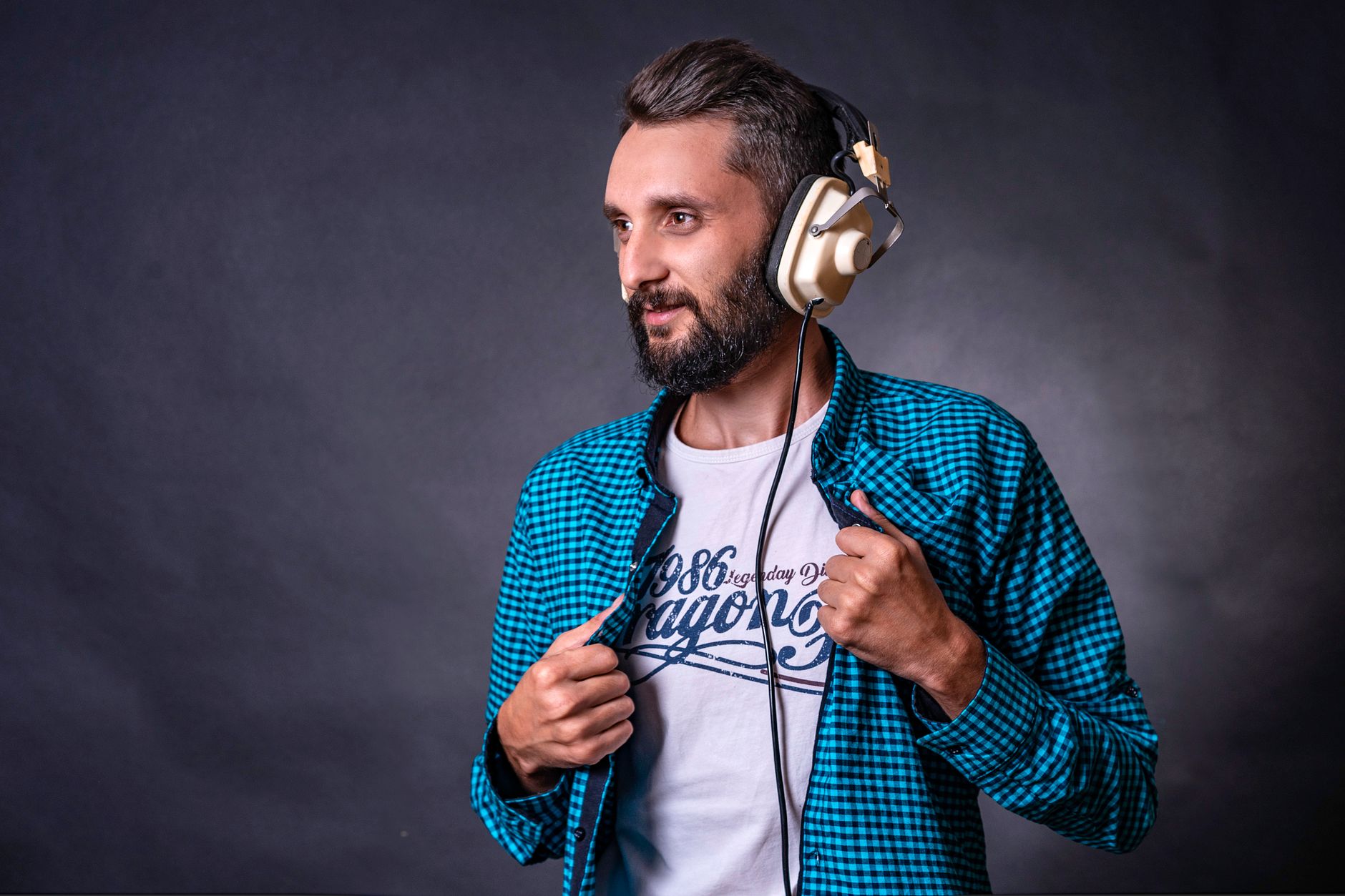 headphones listening music studio (Photo: Atlantic Ambience / Pexels)