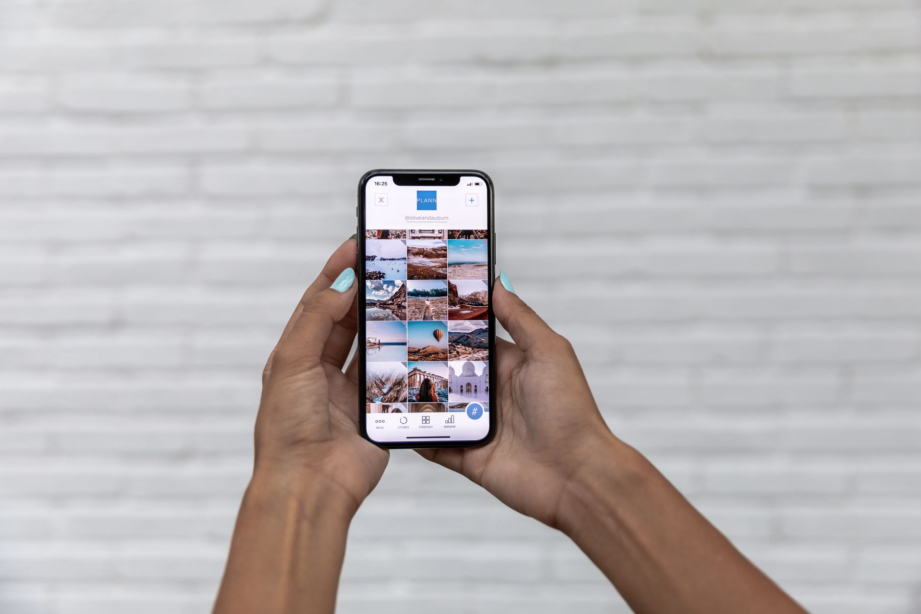phone social media upload (Photo: Plann / Pexels)