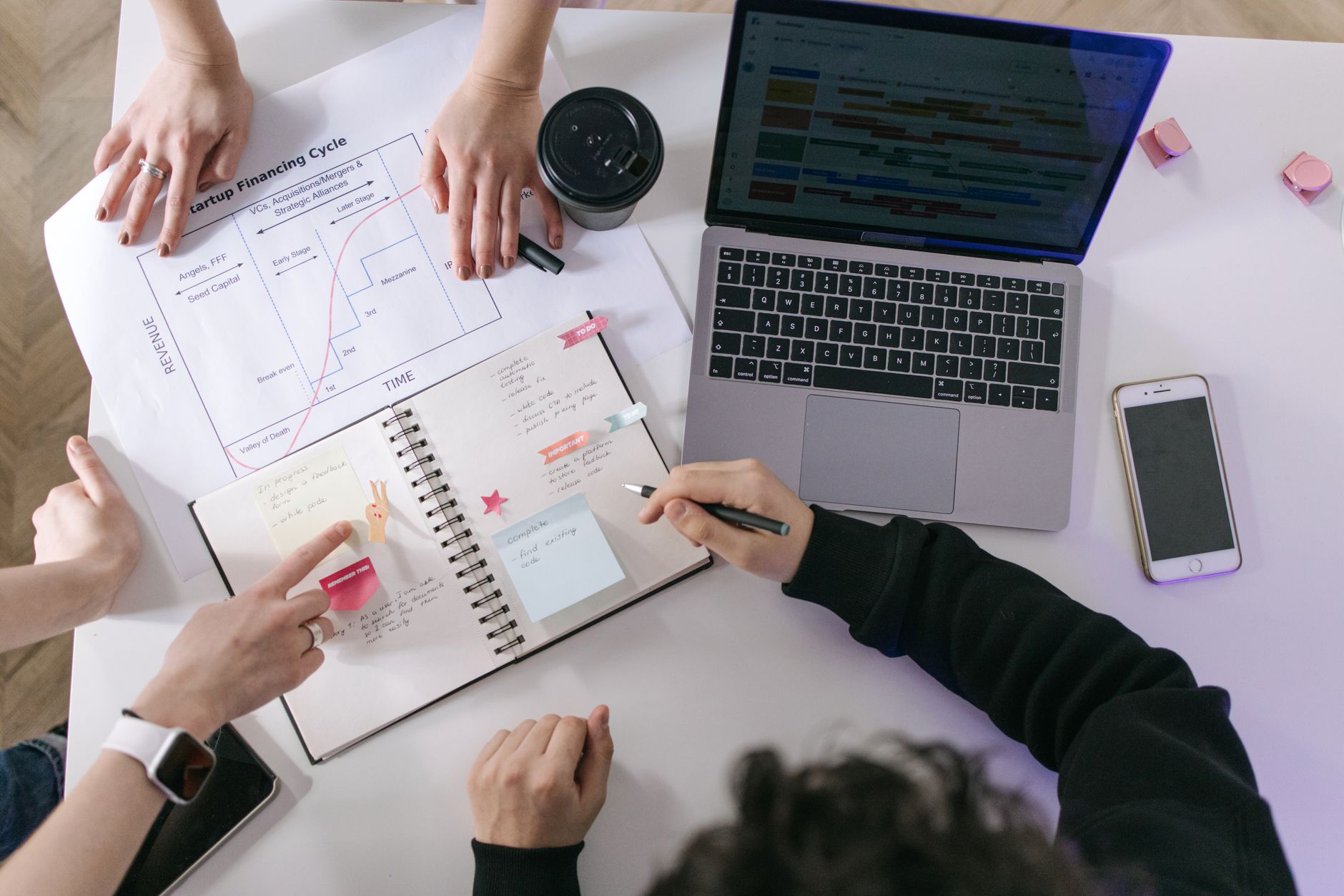 notebook planning desk laptop (Photo: Ivan S / Pexels)