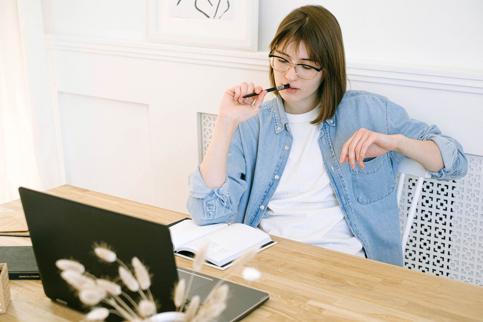 laptop notebook thinking desk (Photo: Ivan S / Pexels)