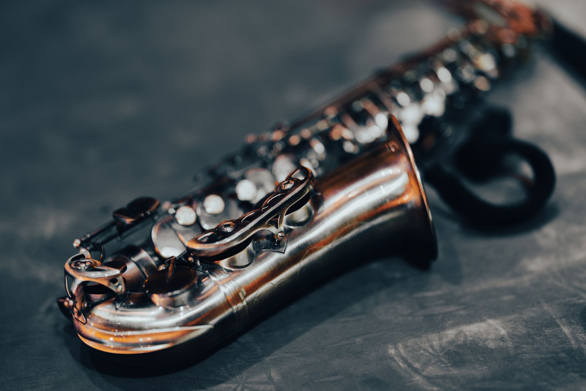 saxophone microphone closeup (Photo: Engin Akyurt / Pexels)