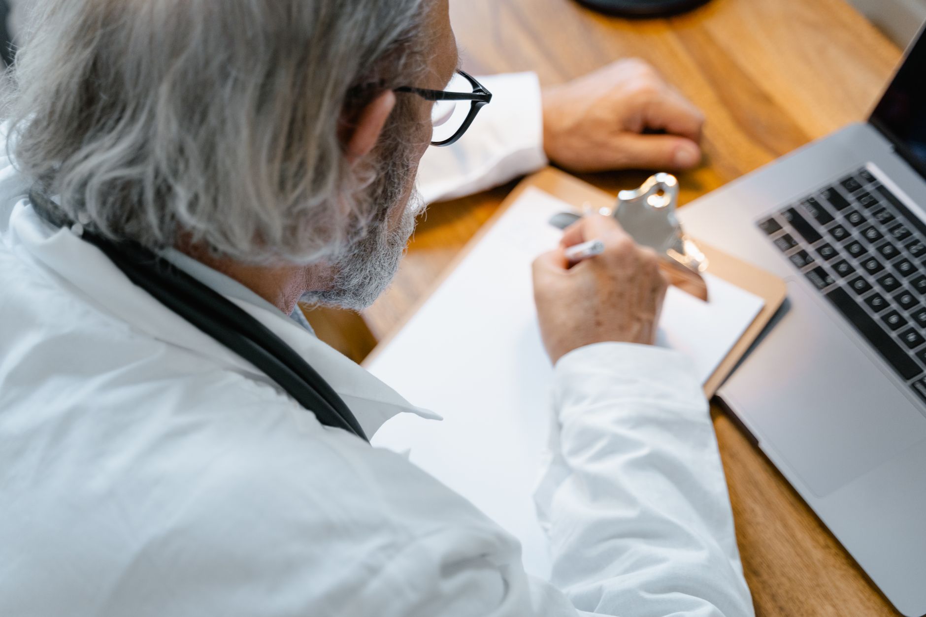 handwritten notes clipboard (Photo: Tima Miroshnichenko / Pexels)