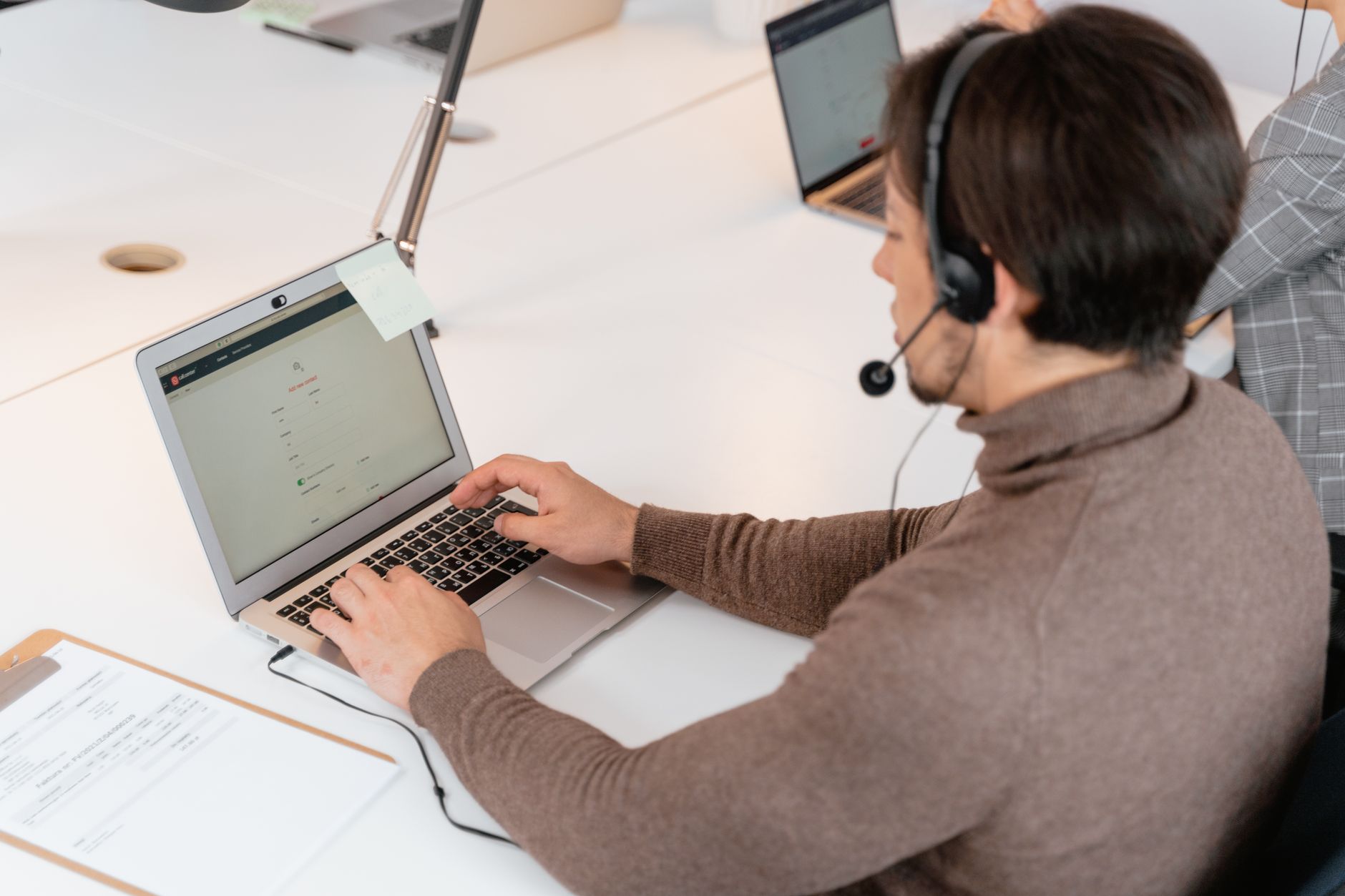 laptop comparing services desk (Photo: MART  PRODUCTION / Pexels)
