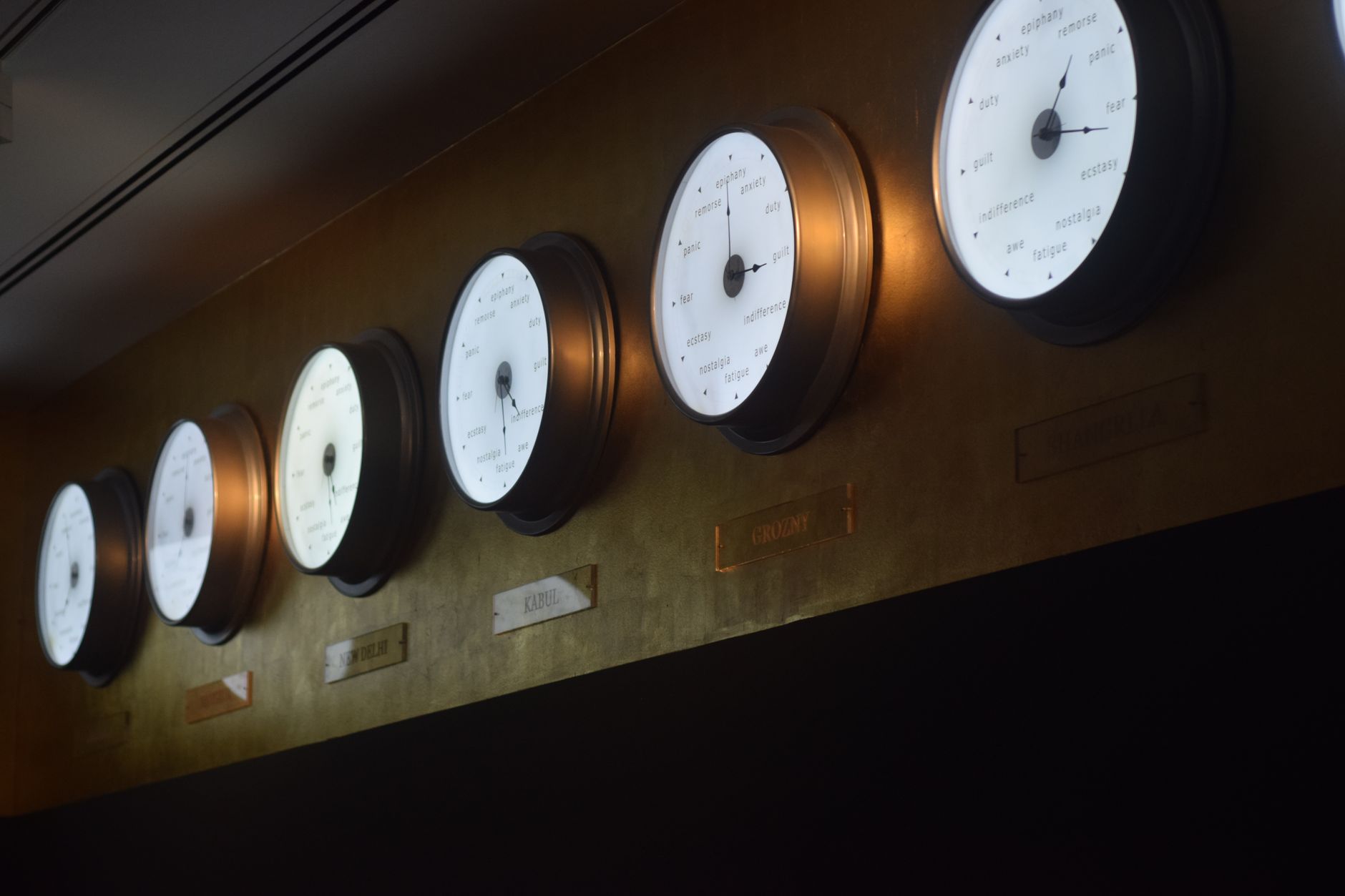clock stage wing (Photo: emre zeros / Pexels)
