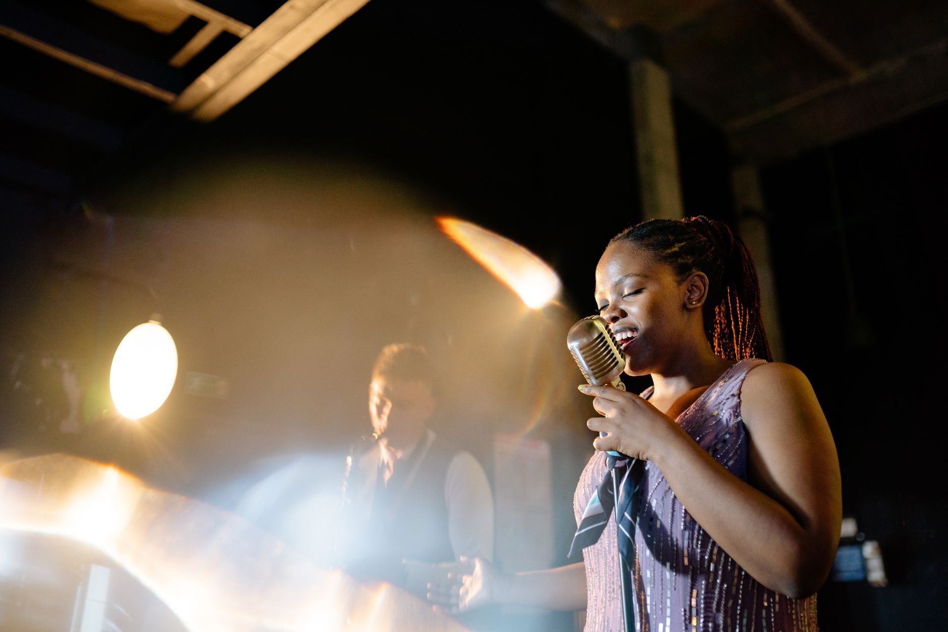 singer warm morning light (Photo: Yan Krukau / Pexels)