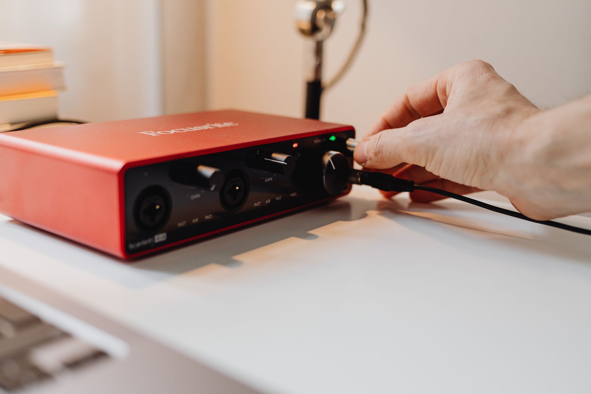 home desk audio interface (Photo: https://kaboompics.com/ / Pexels)