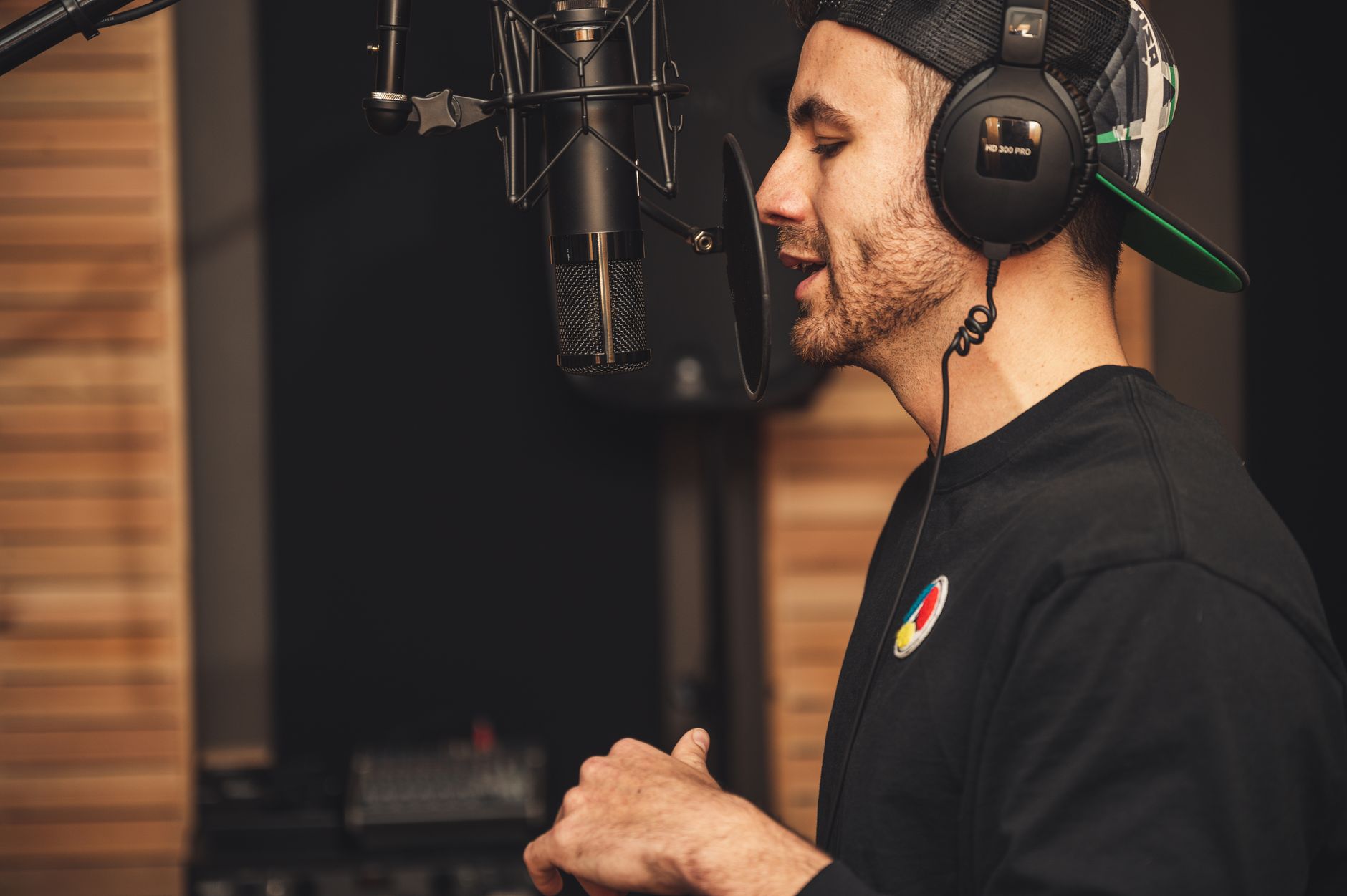 condenser microphone pop filter (Photo: Brett Sayles / Pexels)
