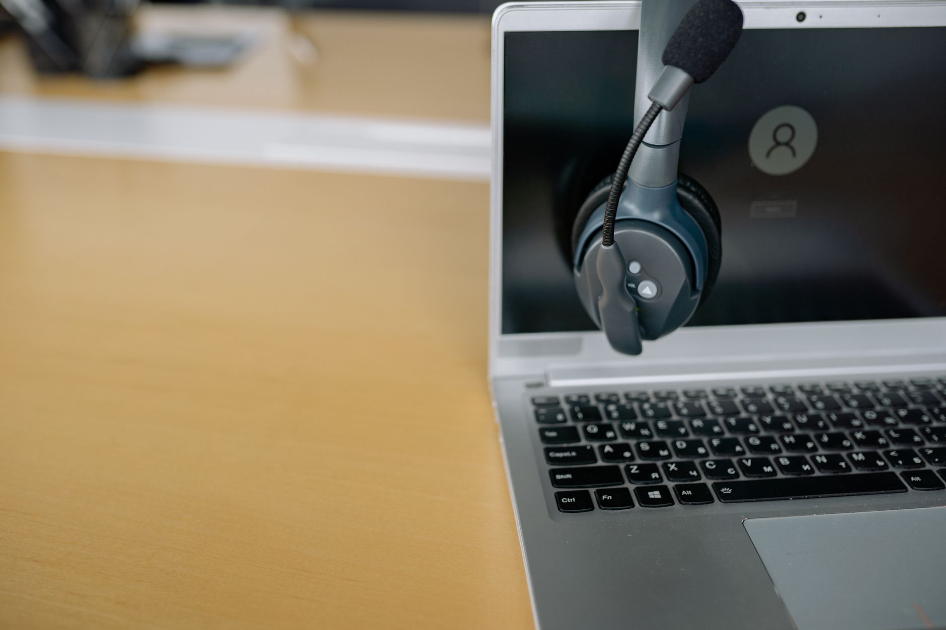 laptop video playback headphones (Photo: Yan Krukau / Pexels)