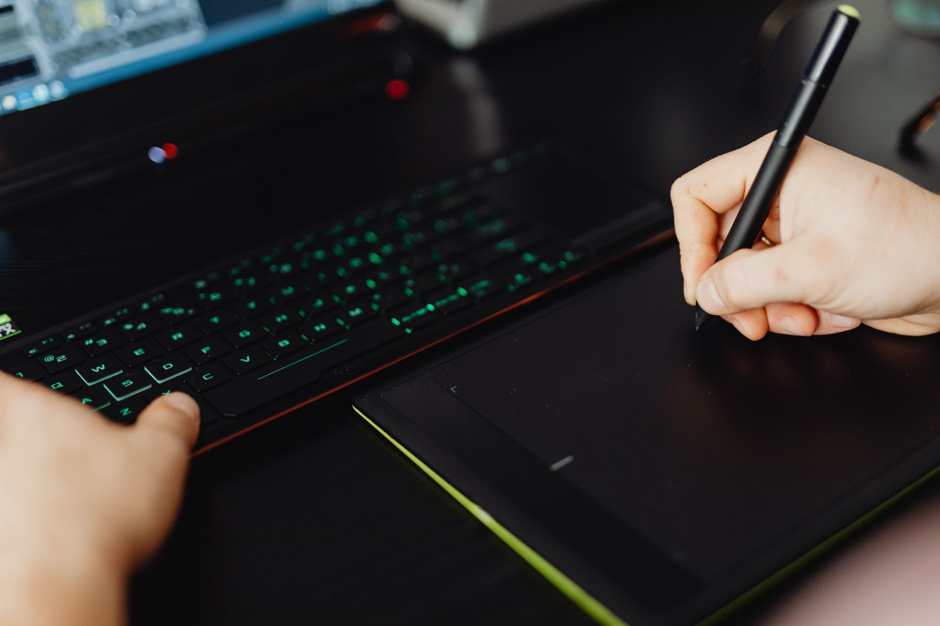 graphic designer tablet illustration (Photo: https://kaboompics.com/ / Pexels)