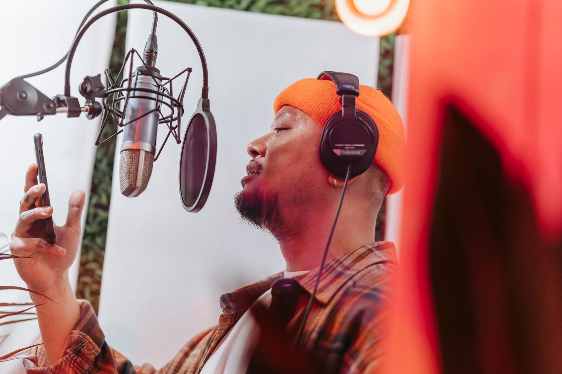 musician recording phone home (Photo: Anna Pou / Pexels)
