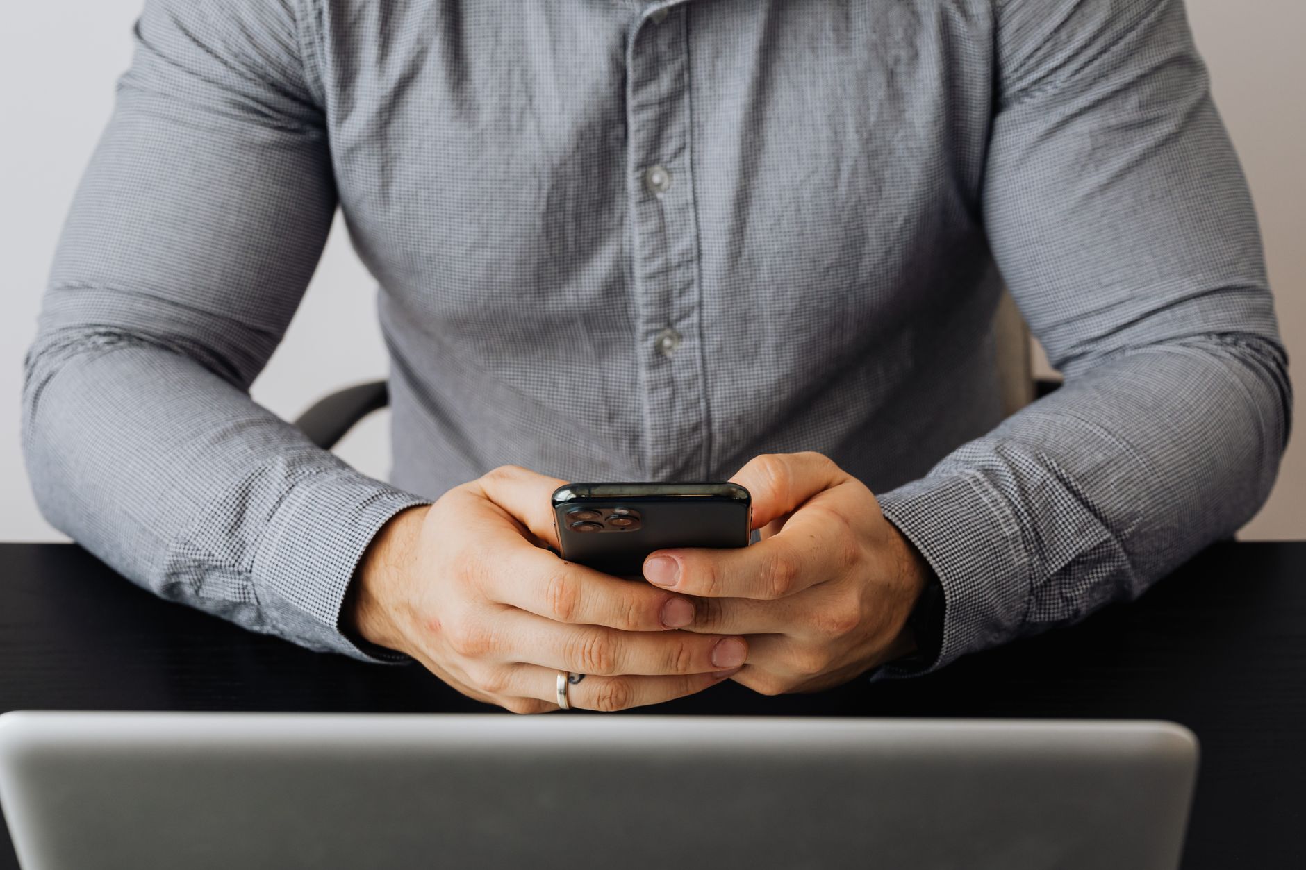 typing email smartphone (Photo: https://kaboompics.com/ / Pexels)