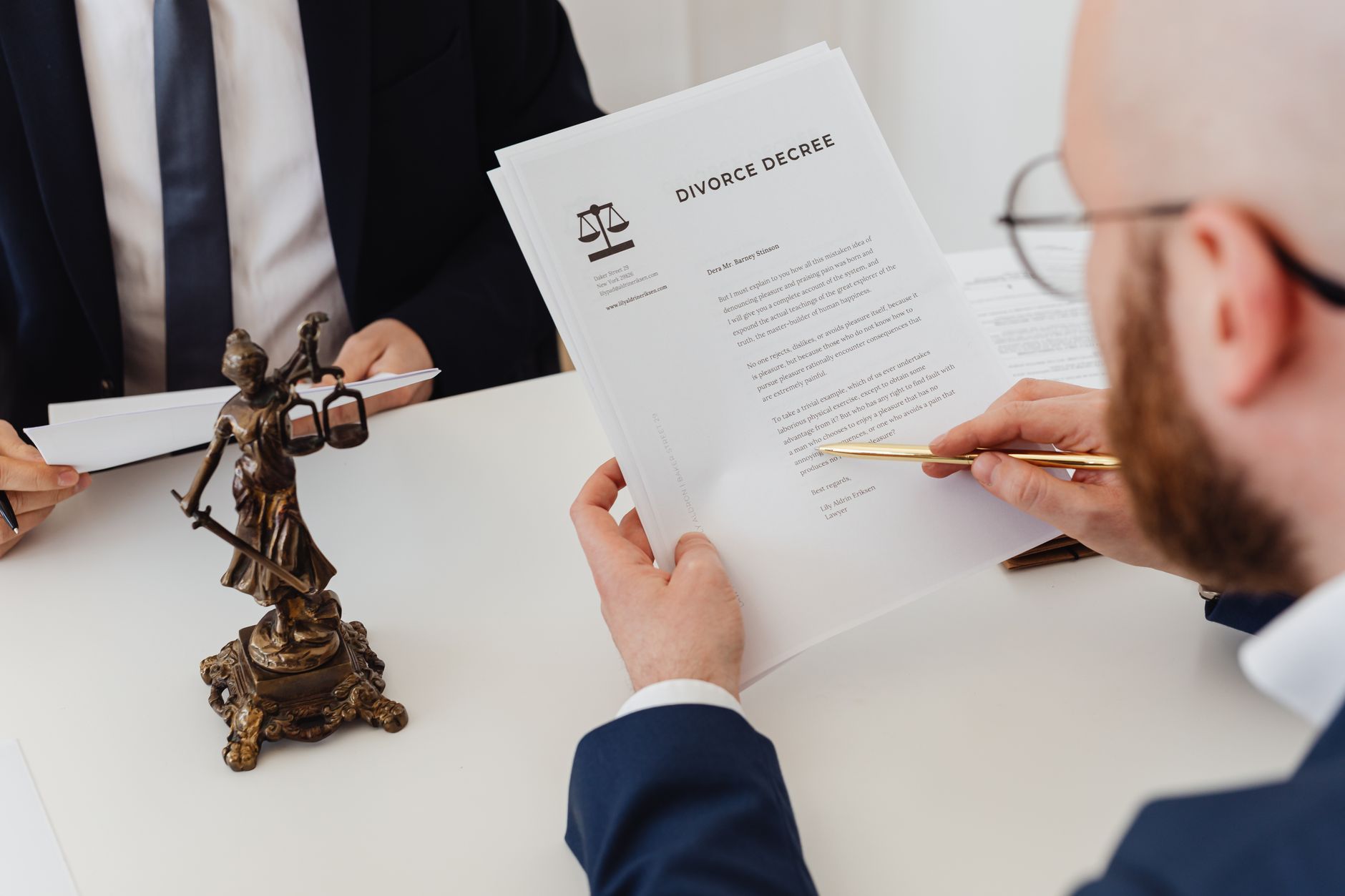 person reading contract document (Photo: https://kaboompics.com/ / Pexels)