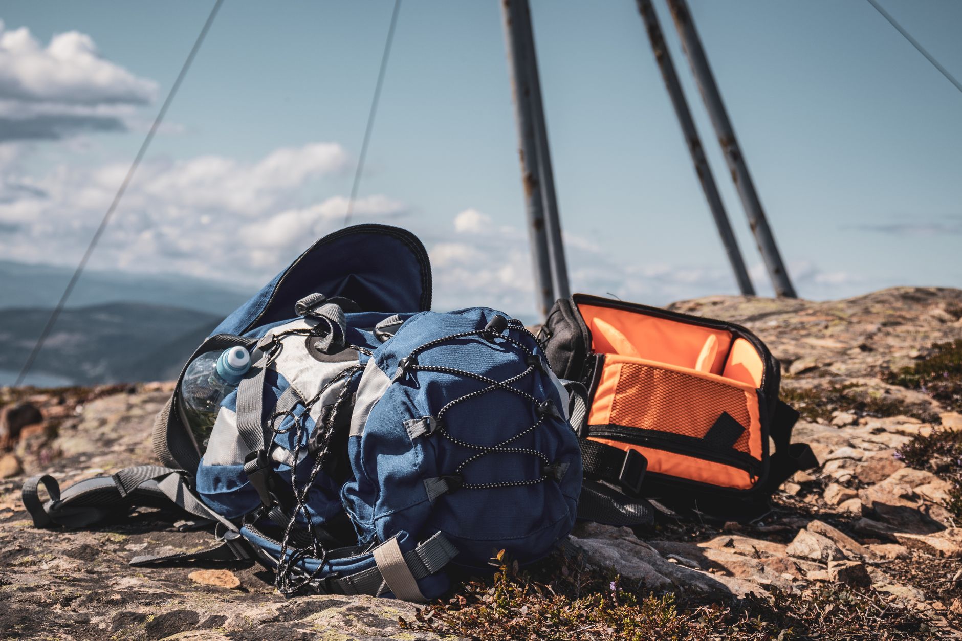 backpack packed items (Photo: Jędrzej Koralewski / Pexels)