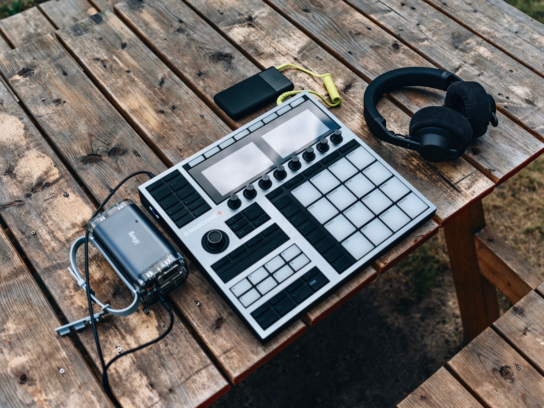 audio interface headphones desk (Photo: Egor Komarov / Pexels)