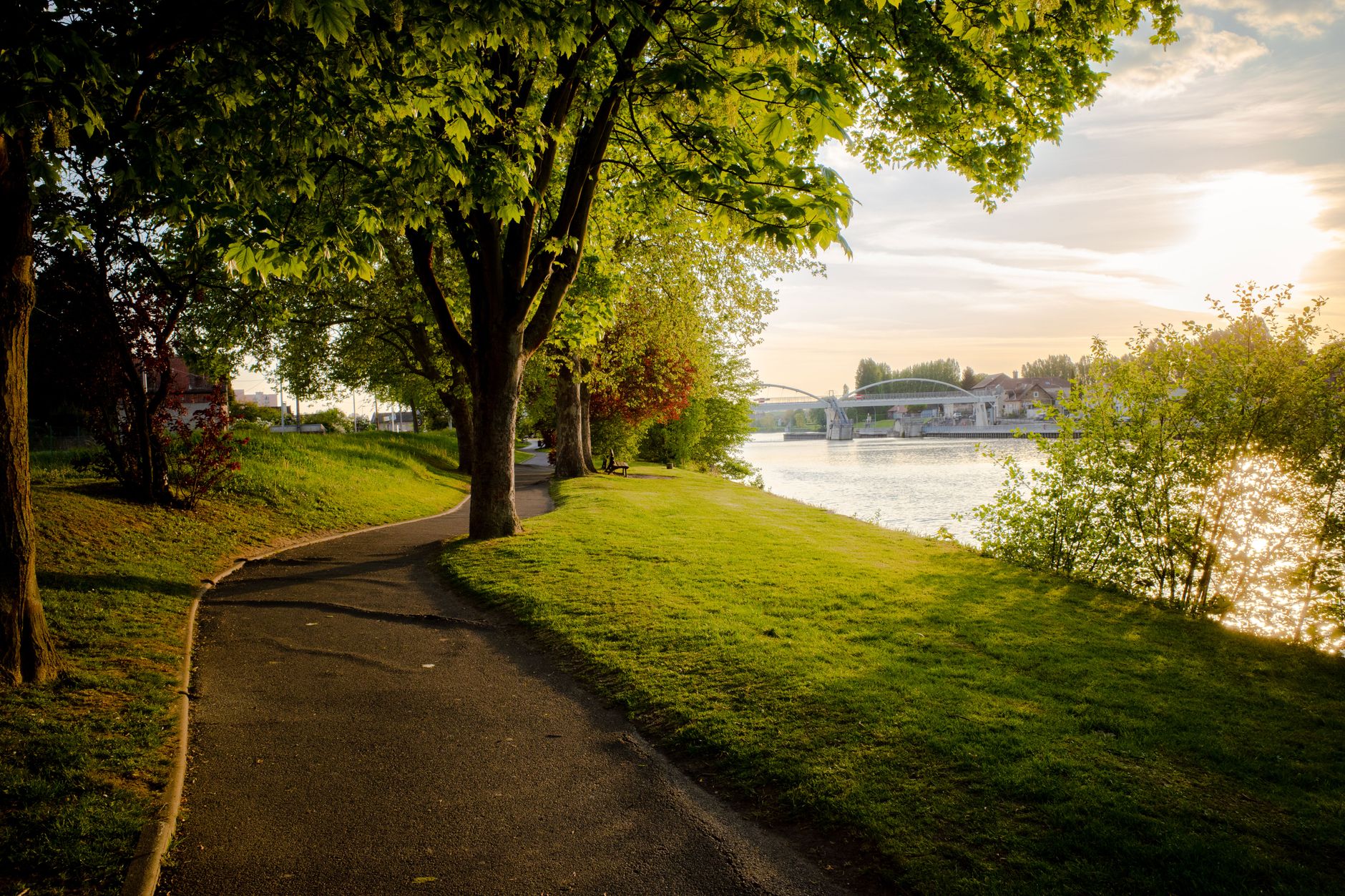 riverside path sunset (Photo: Bingqian Li / Pexels)