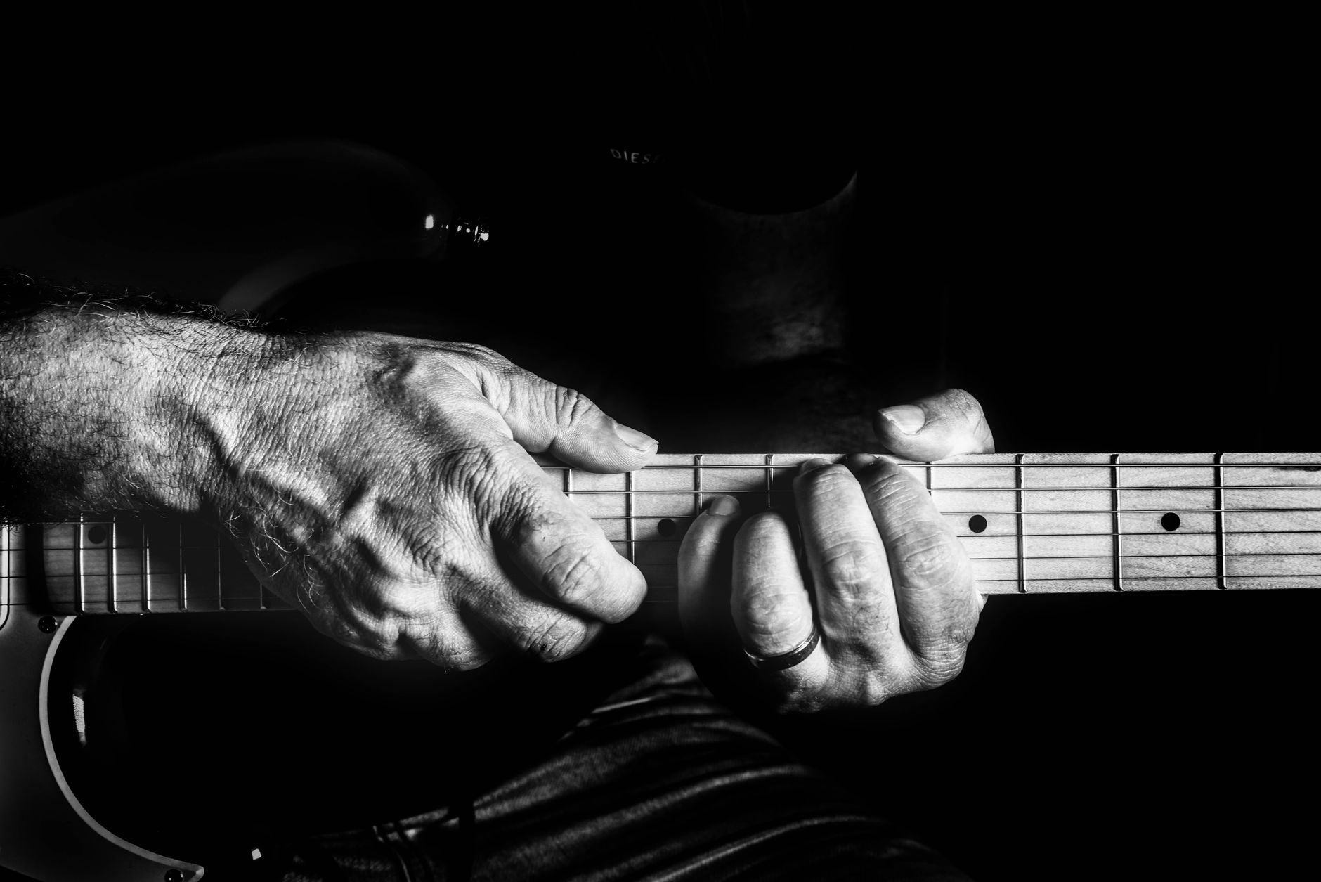 trembling hands guitar (Photo: Danny Doneo / Pexels)