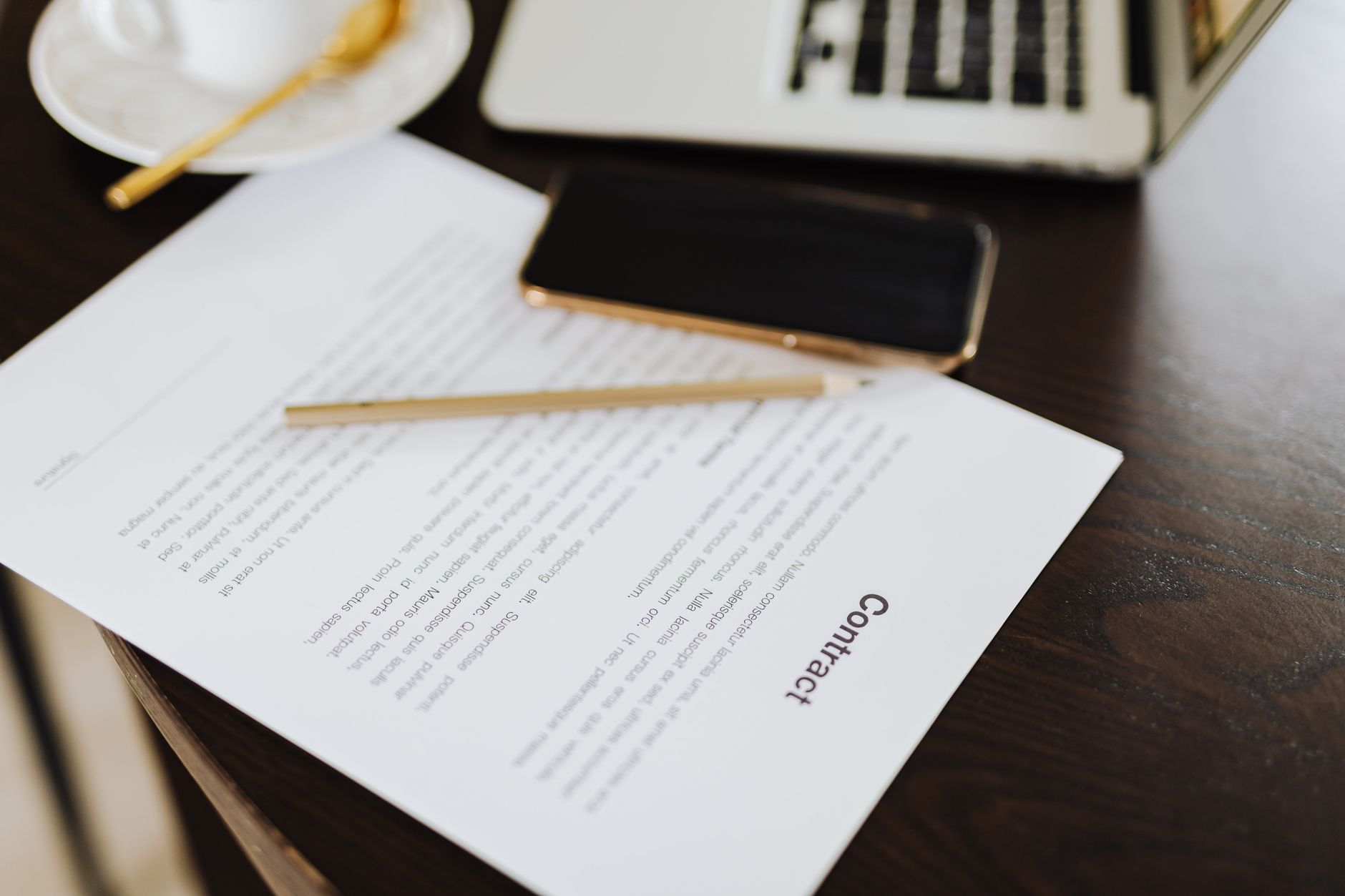 contract document laptop (Photo: https://kaboompics.com/ / Pexels)
