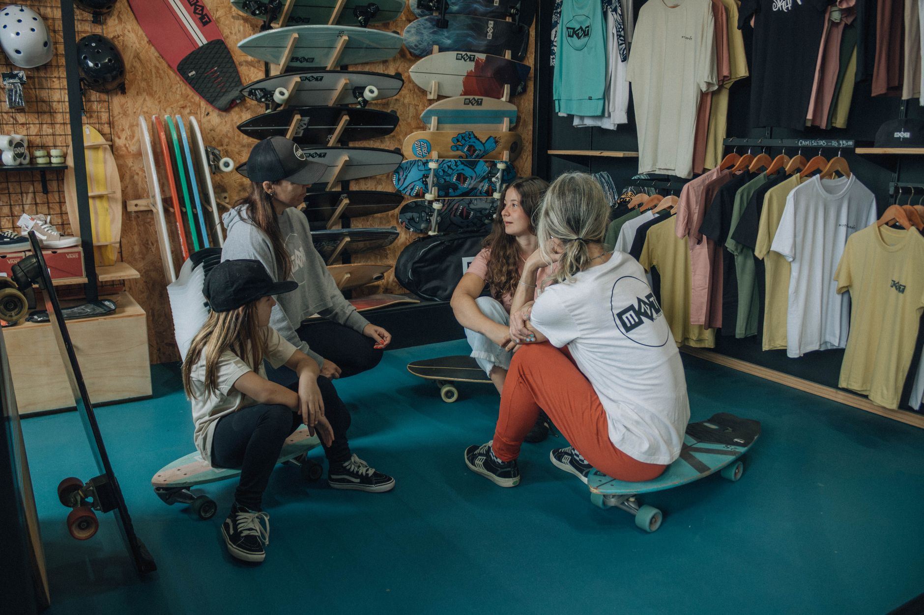 merchandise table conversation fans (Photo: Mayara Caroline Mombelli / Pexels)