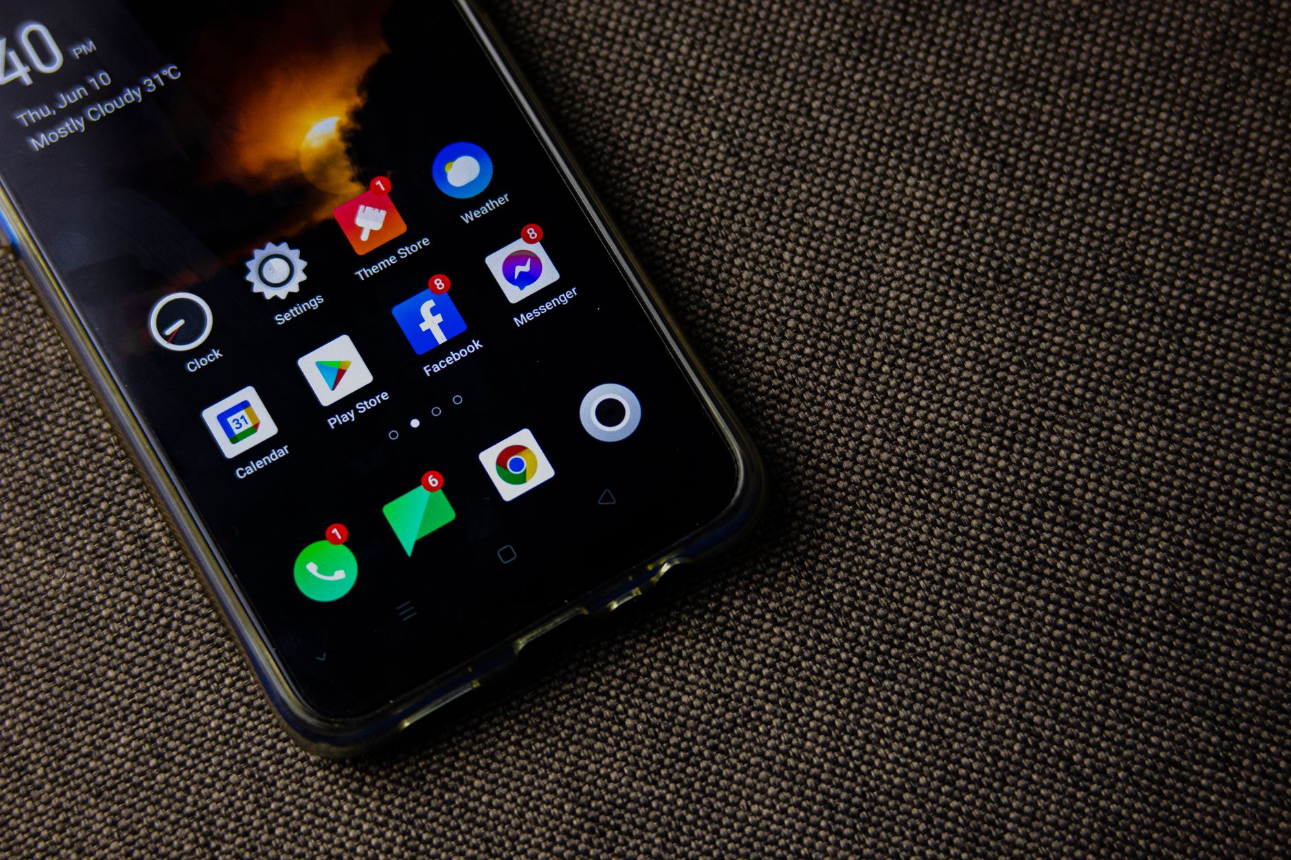 無料のカレンダーアプリでスマホの予定を管理する様子