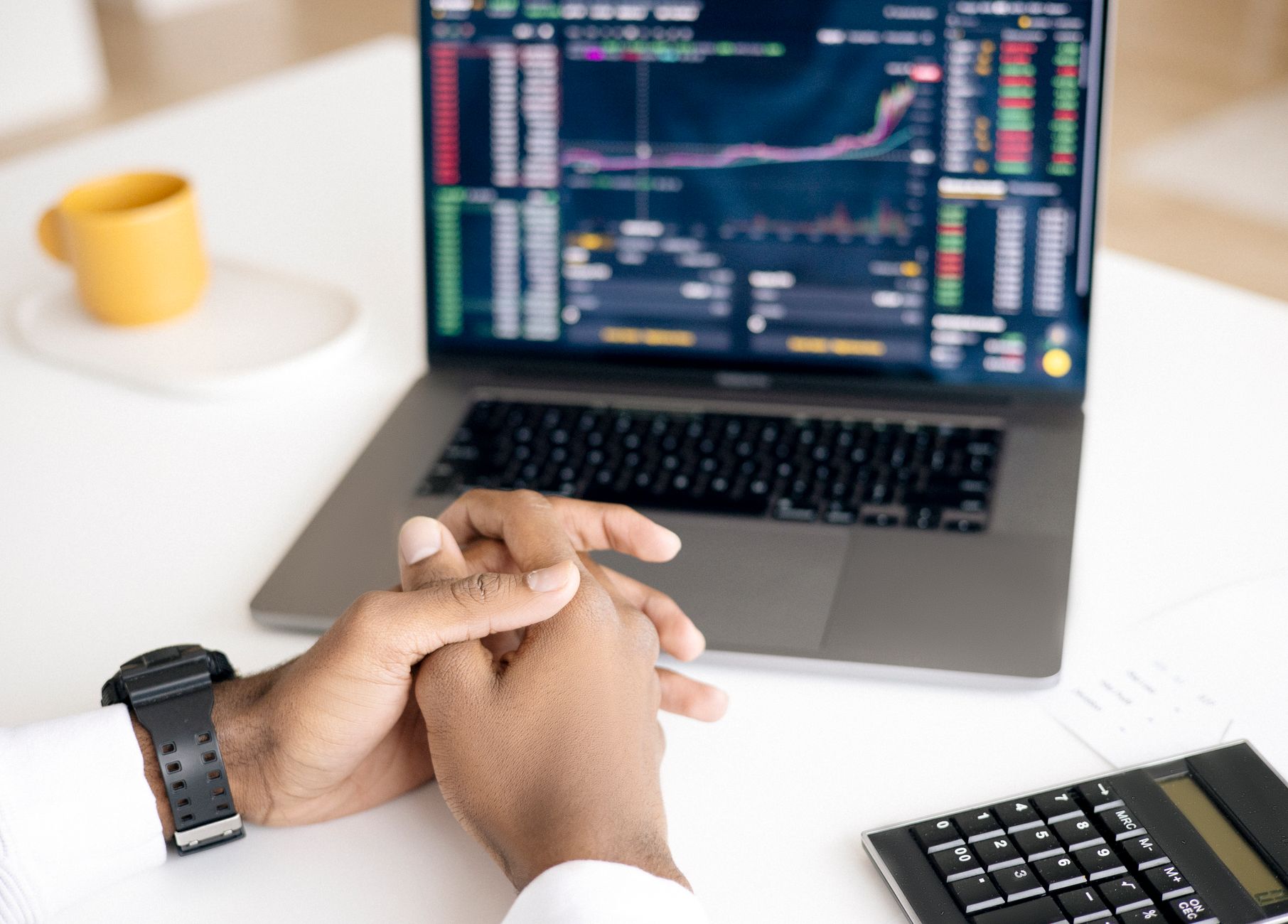 person comparing prices laptop (Photo: Hanna Pad / Pexels)