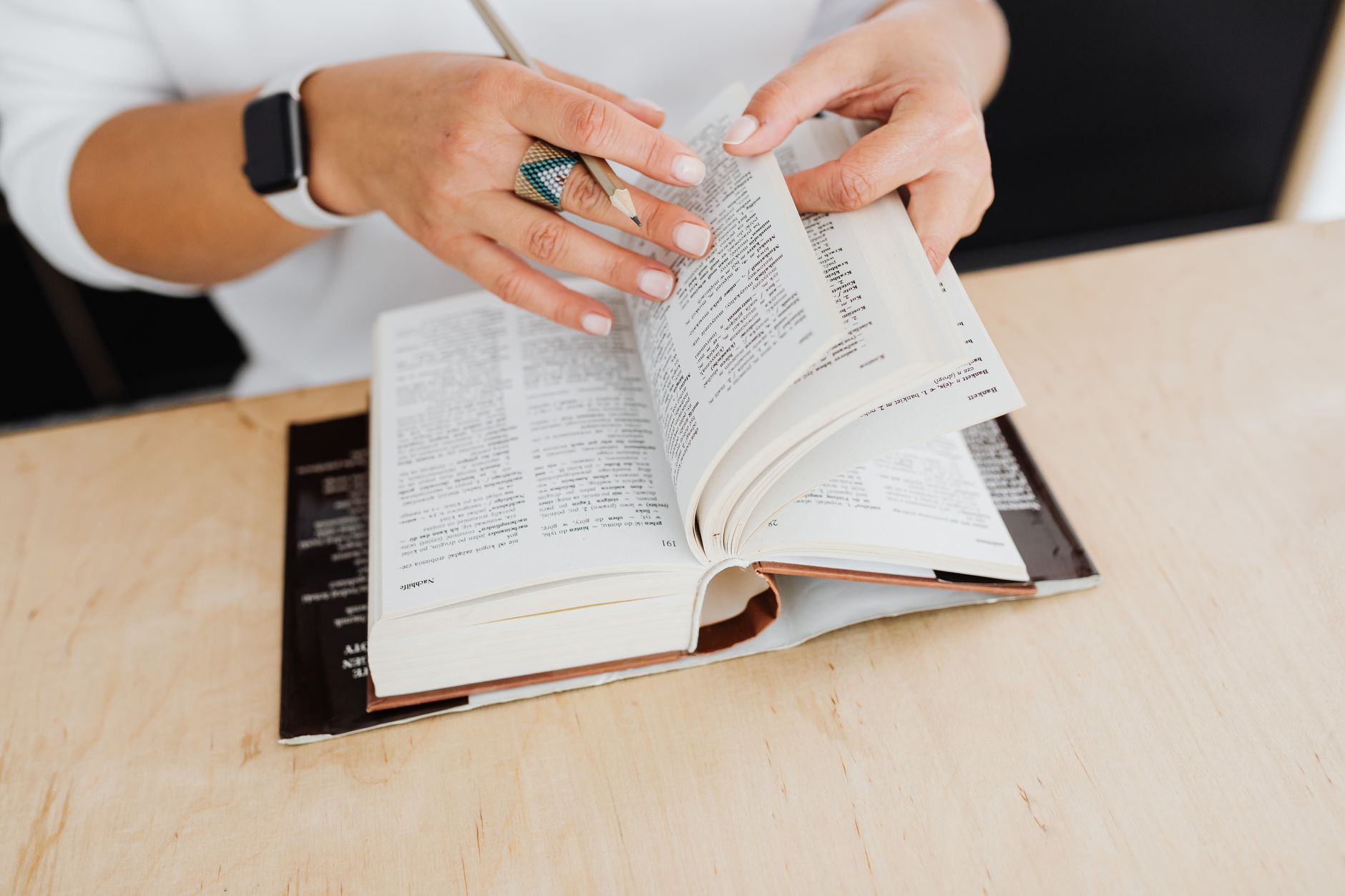 english dictionary open desk (Photo: https://kaboompics.com/ / Pexels)