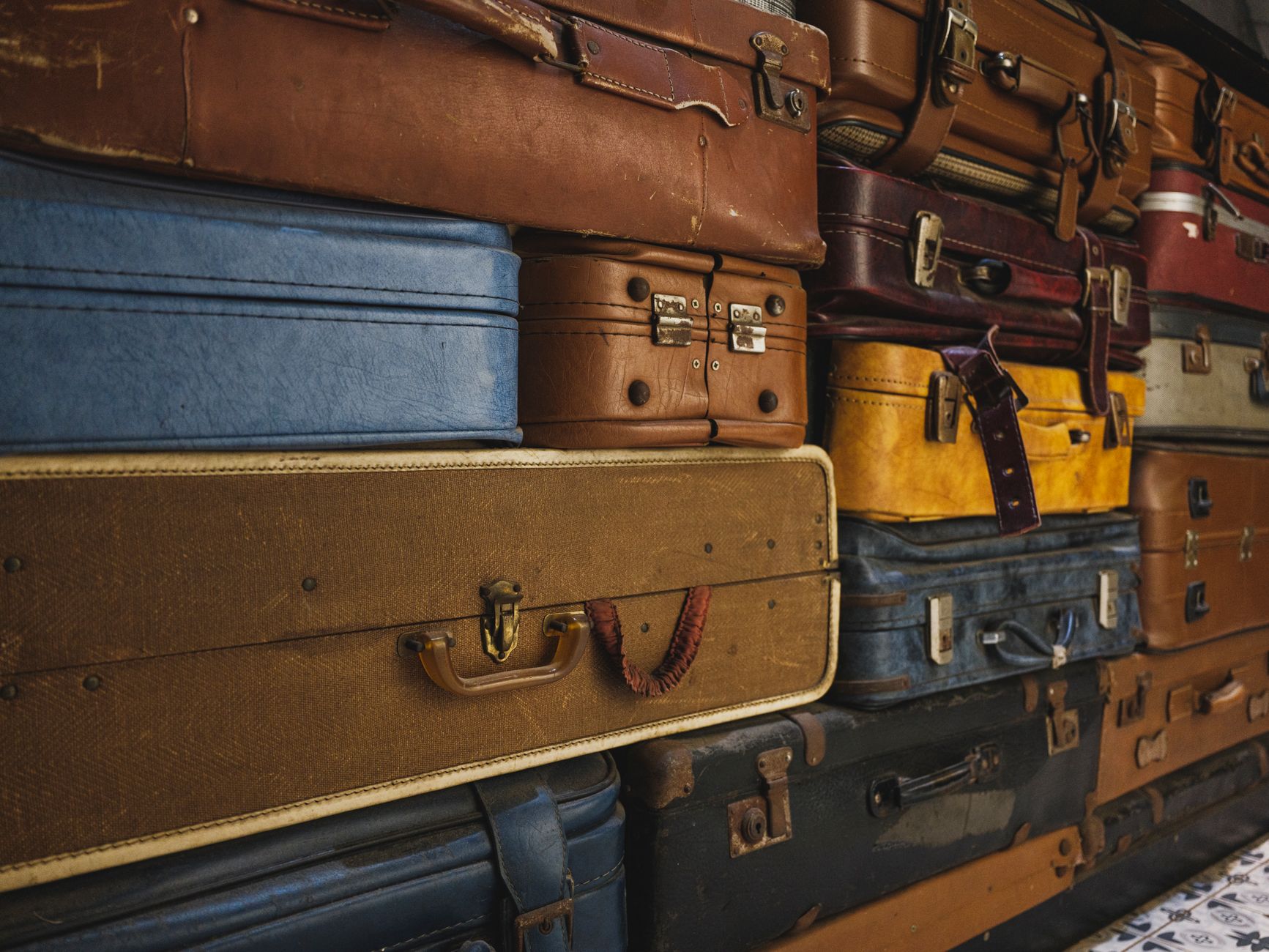 guitar case storage room (Photo: Engin Akyurt / Pexels)