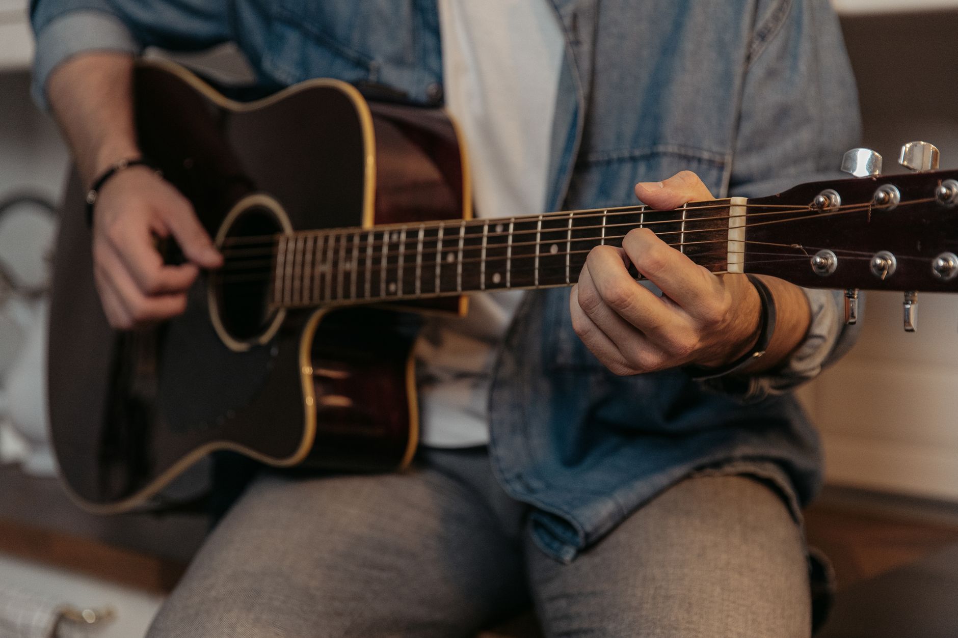 singer humming acoustic guitar (Photo: SHVETS production / Pexels)