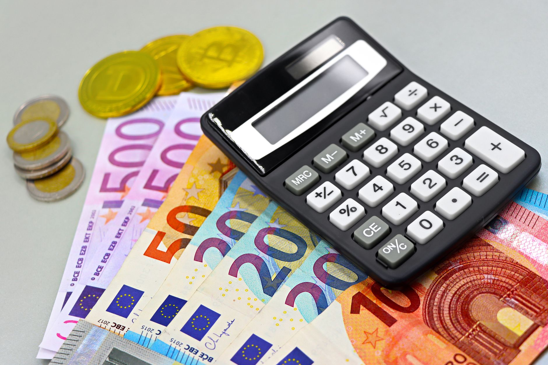 calculator coins desk planning (Photo: Marta Branco / Pexels)